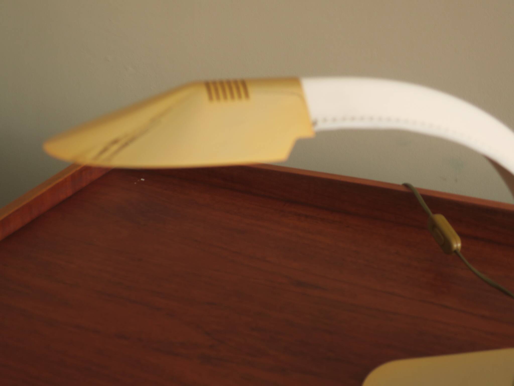Lampe de bureau vintage en cuir gravé et en laiton plaqué or, Italie années 1970