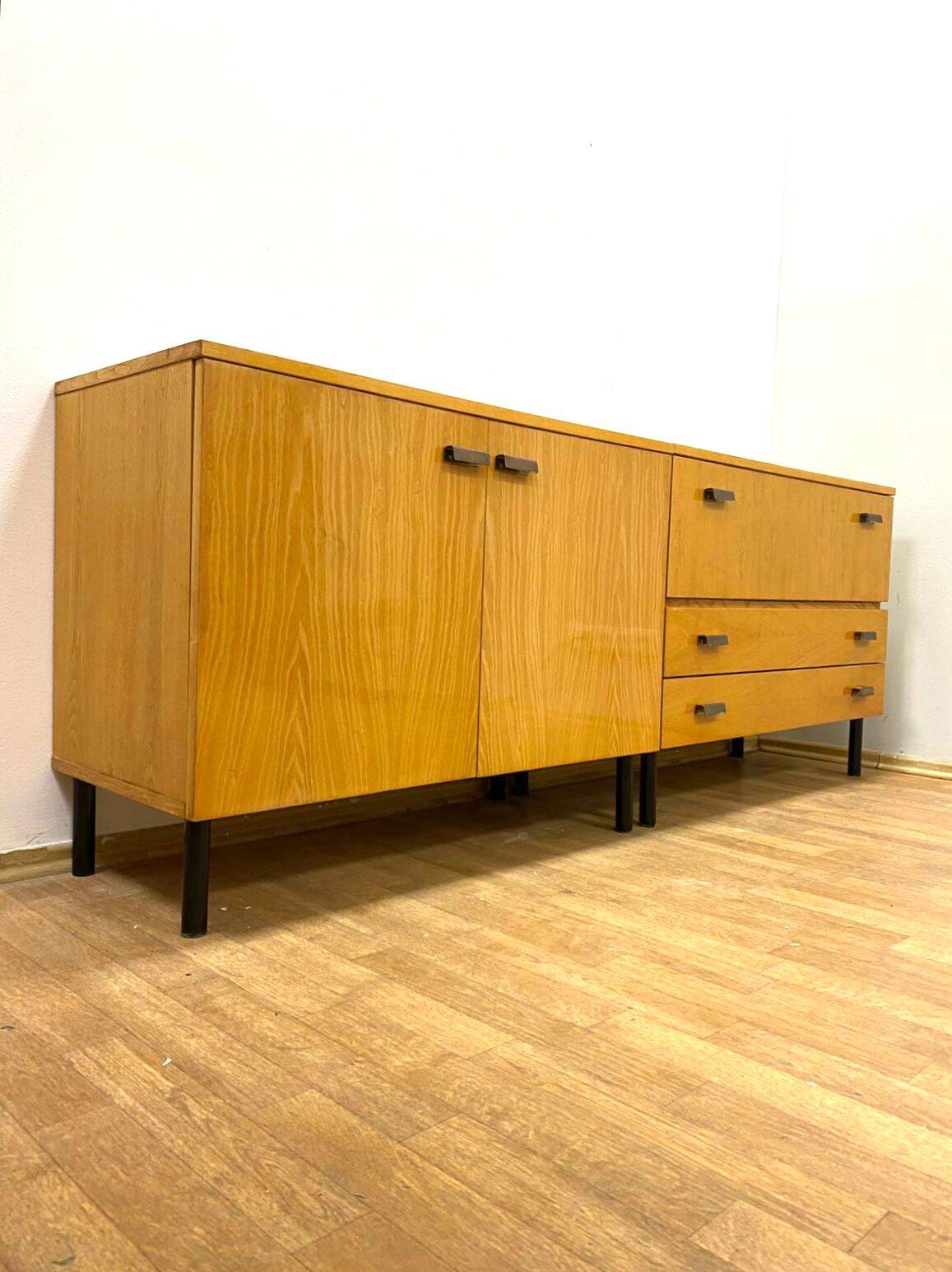 Commode rétro, intérieur, années 1960 (design tchèque)