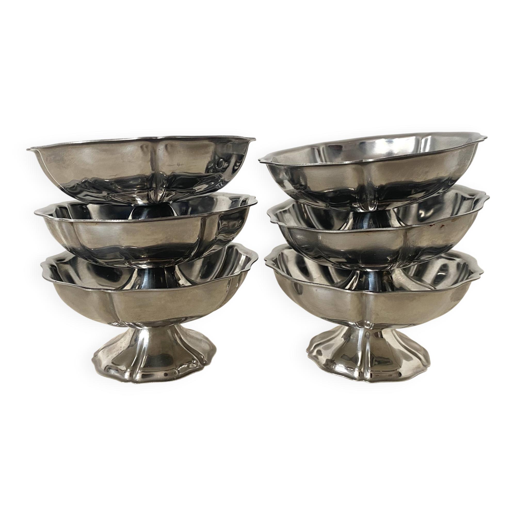 Low stainless steel cups with scalloped edges
