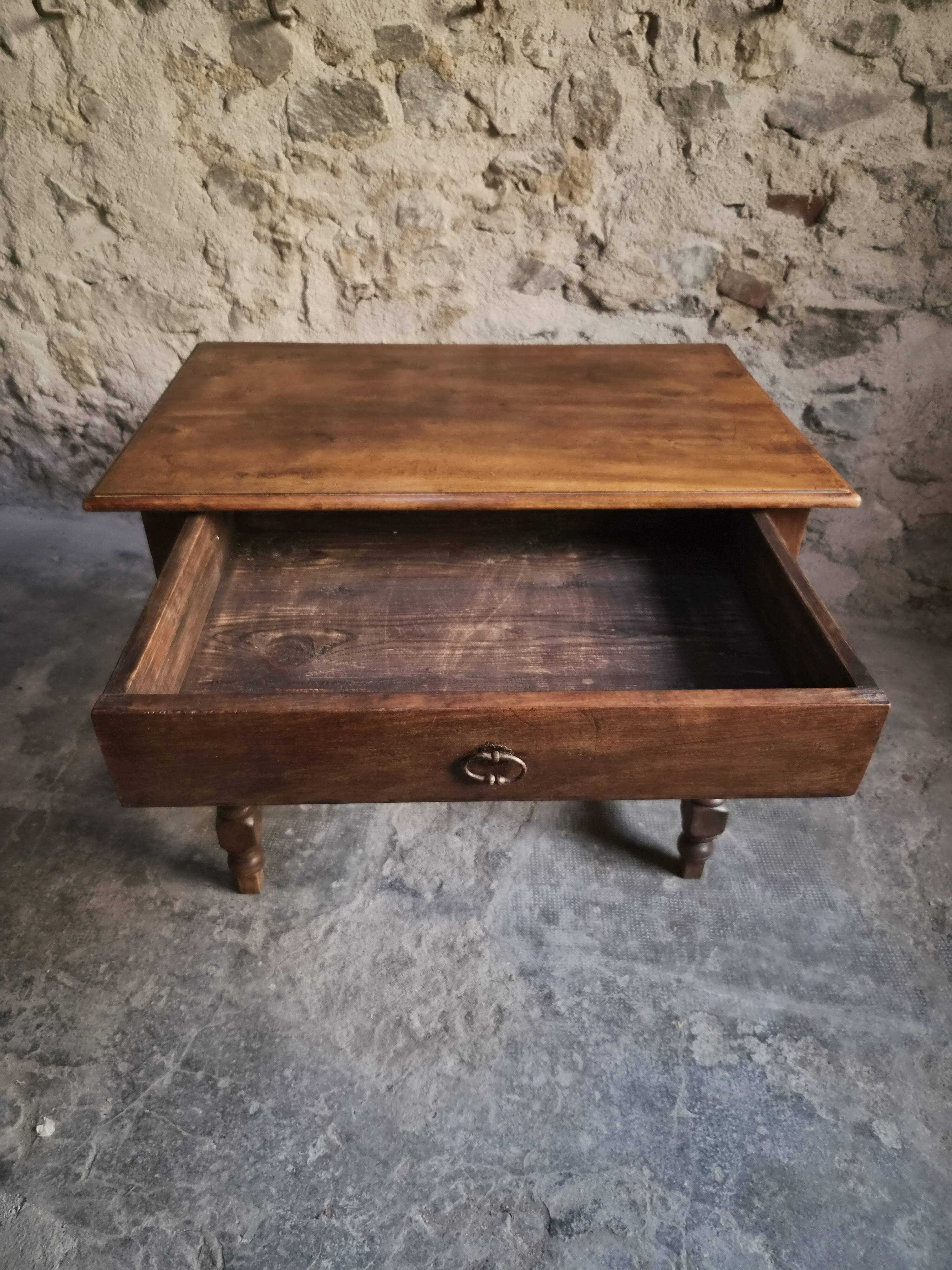 Table d'écriture française ancienne en noyer, bureau du XVIIIe siècle avec tiroir, vers 1750–1800
