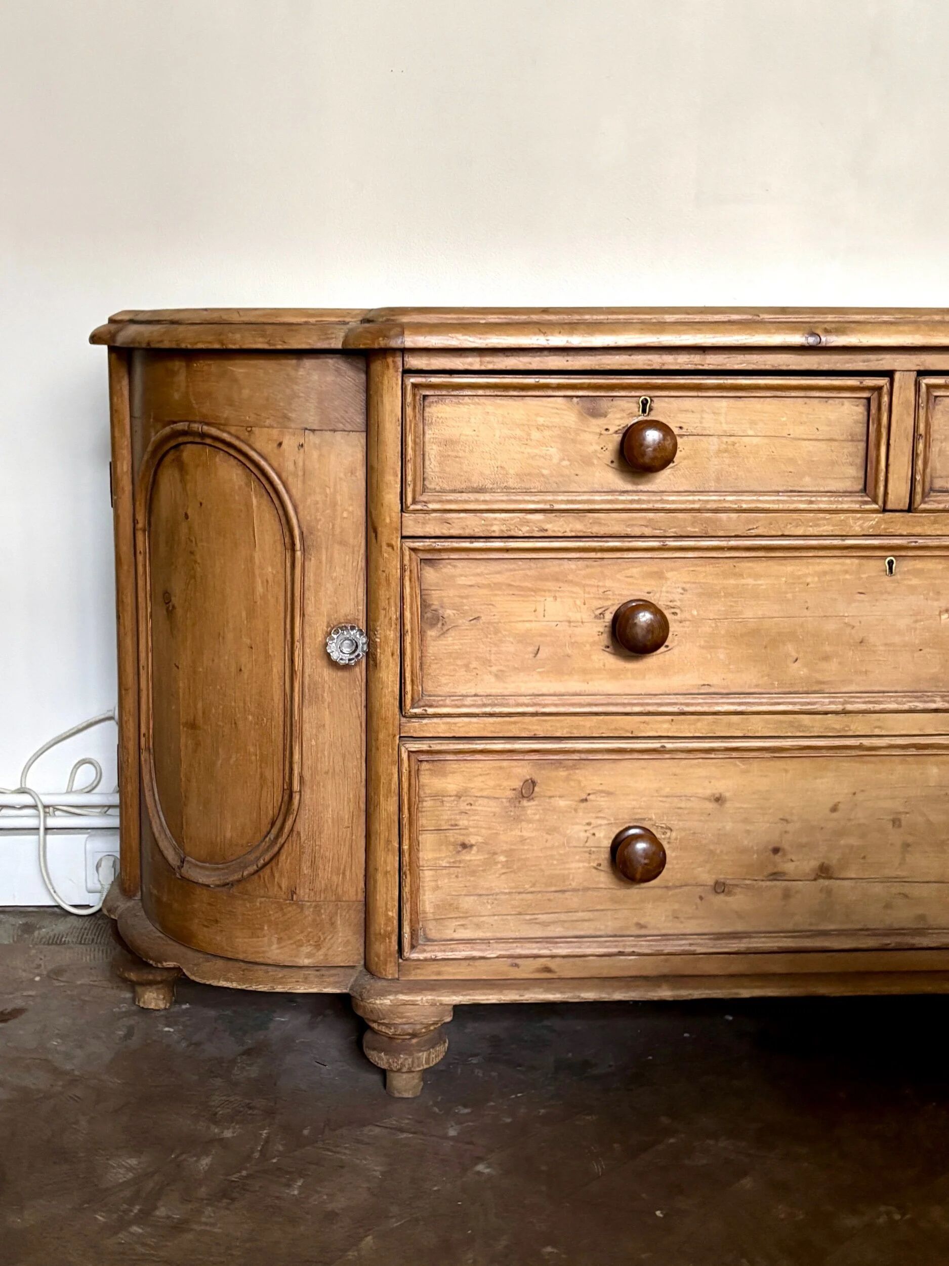 English half-moon sideboard, 2 doors and 4 drawers in light wood, 1930.