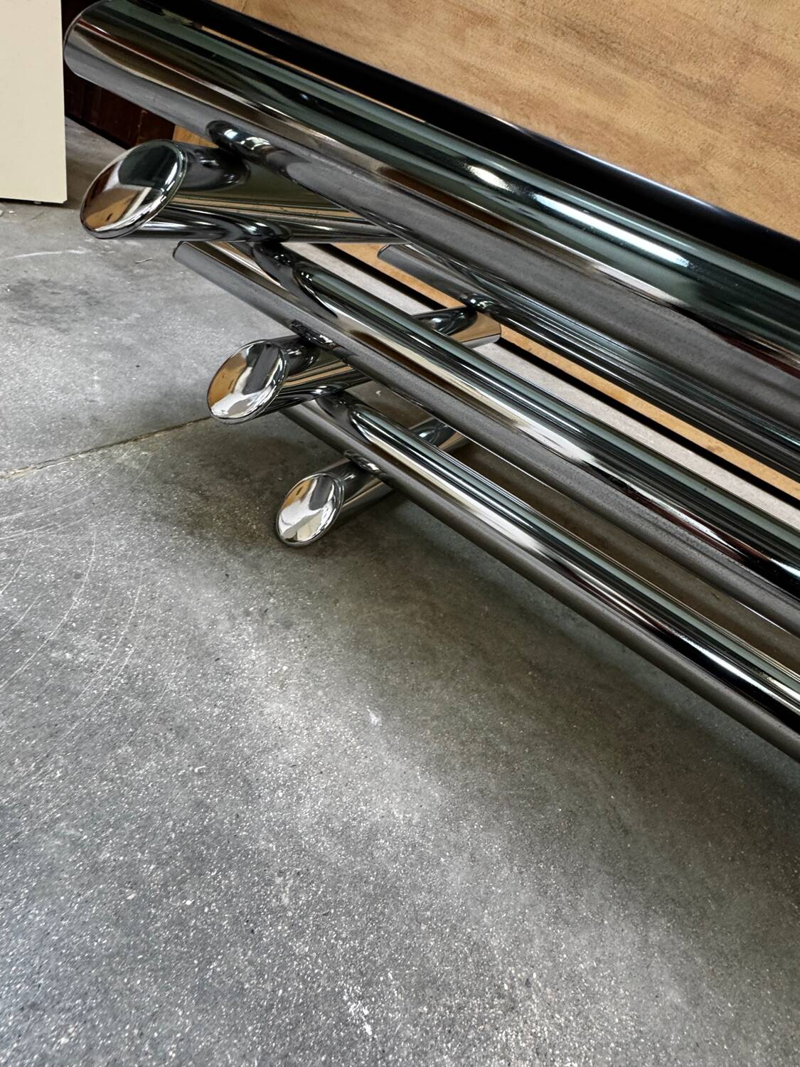 Table basse en verre fumé tubes métal chromé dans le goût Willy Rizzo