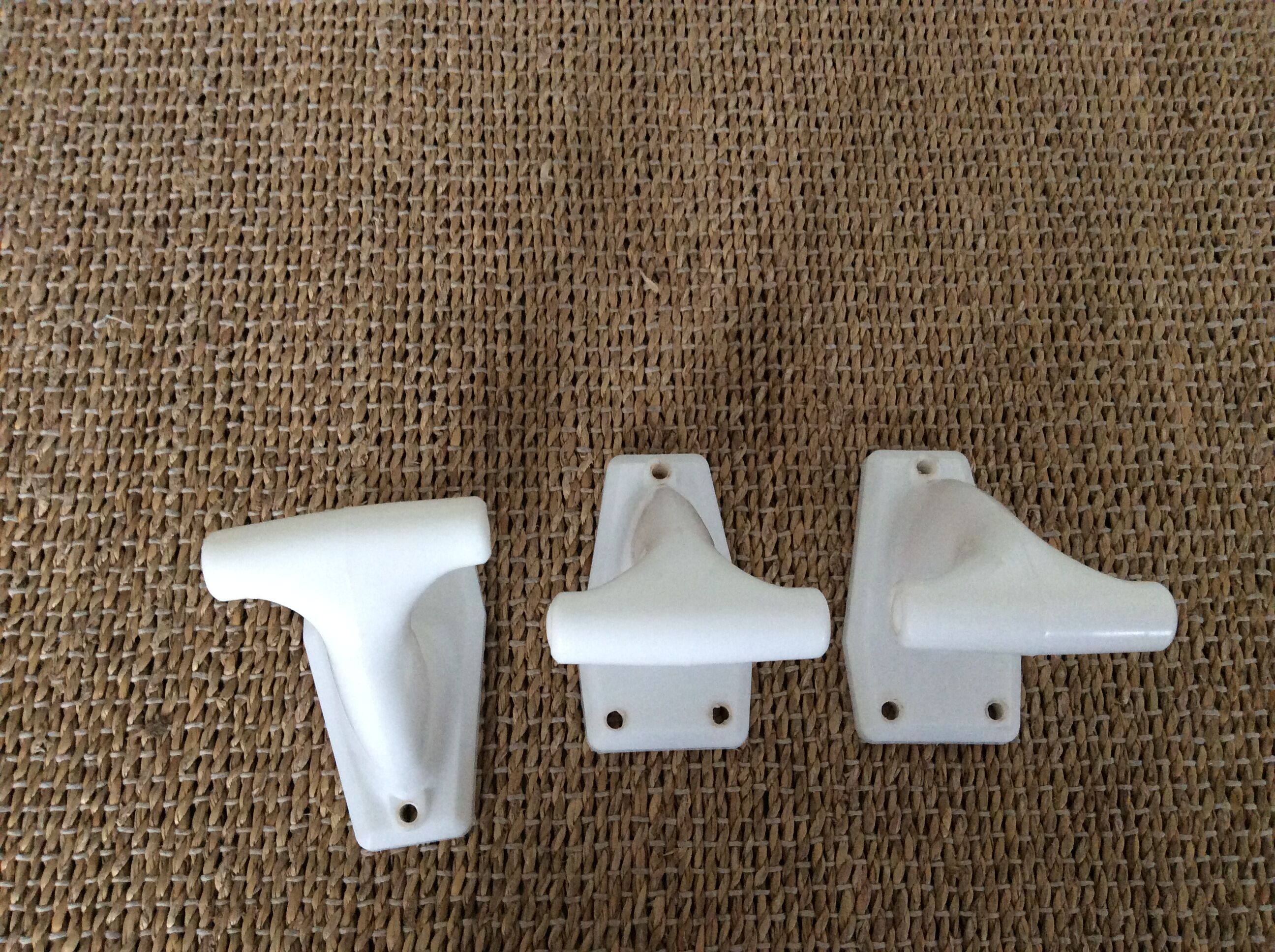 Series of 3 plastic hooks