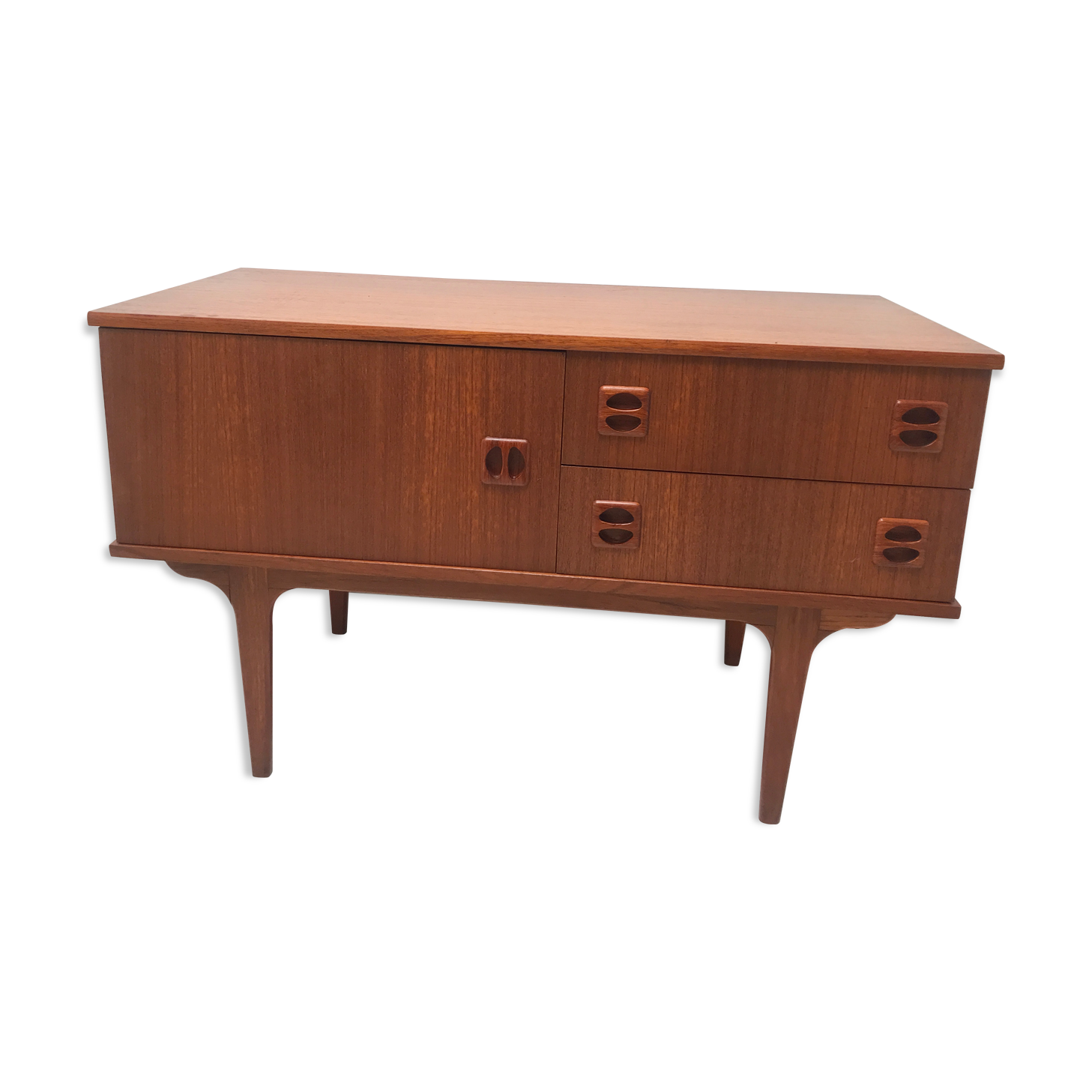 Scandinavian 60s row with spindle feet