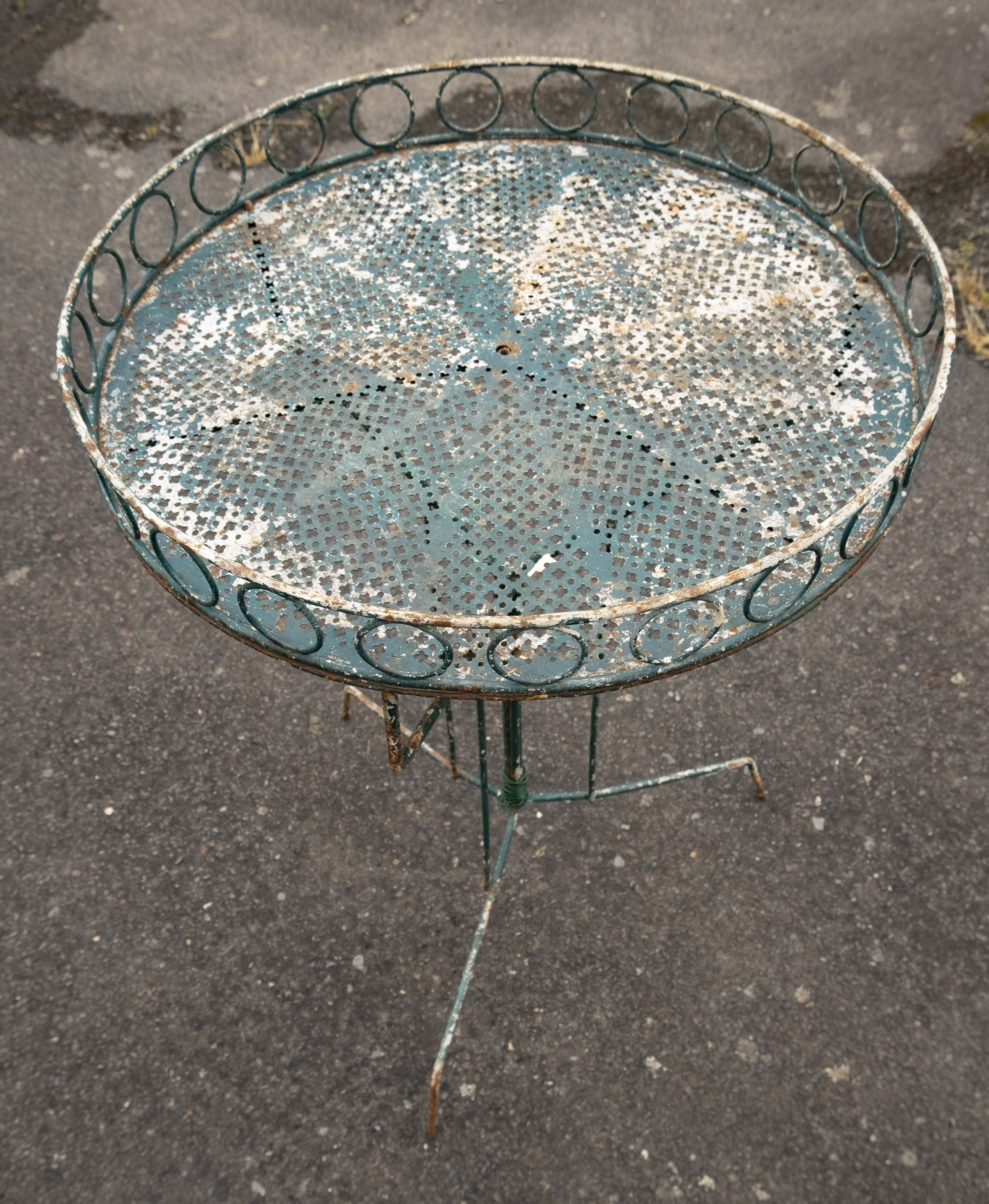 Garden pedestal table