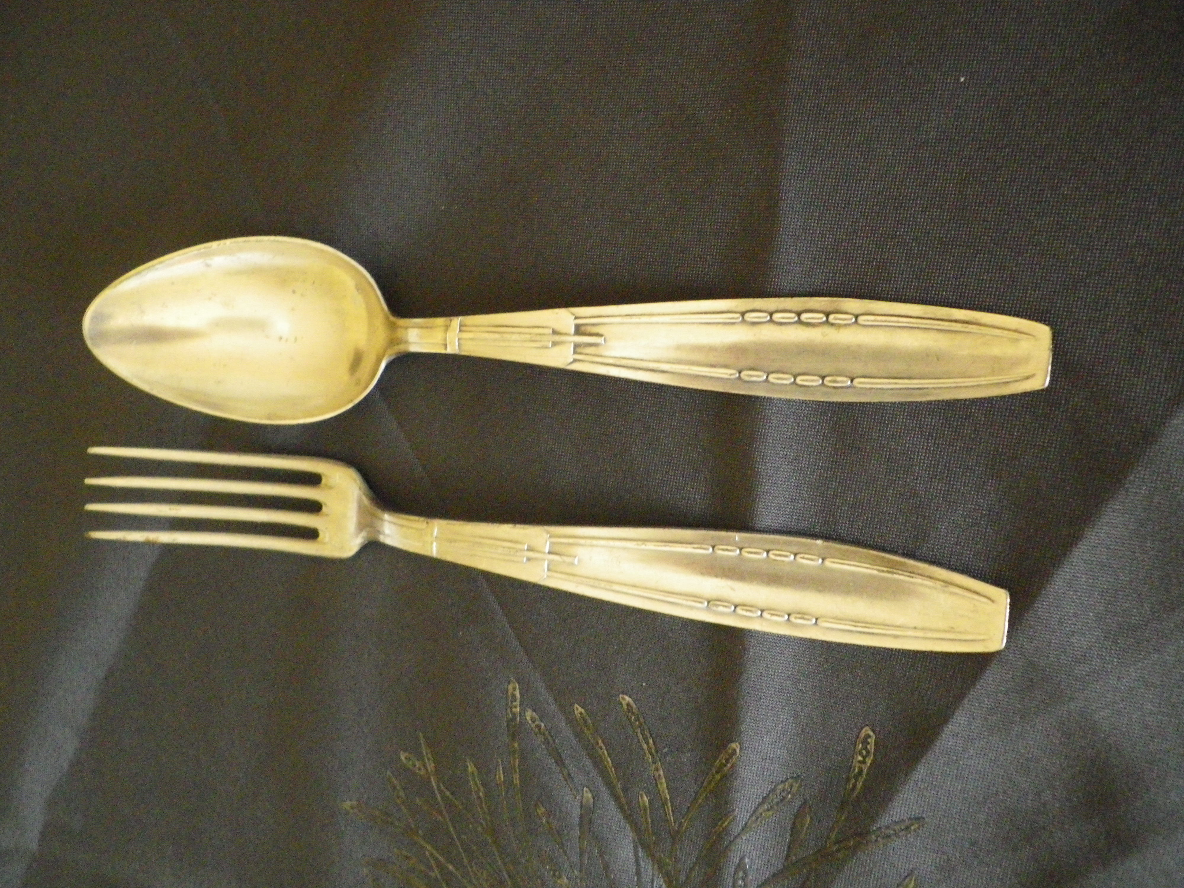 23 seats: 12 forks, 11 spoons, silver metal, 2 punches