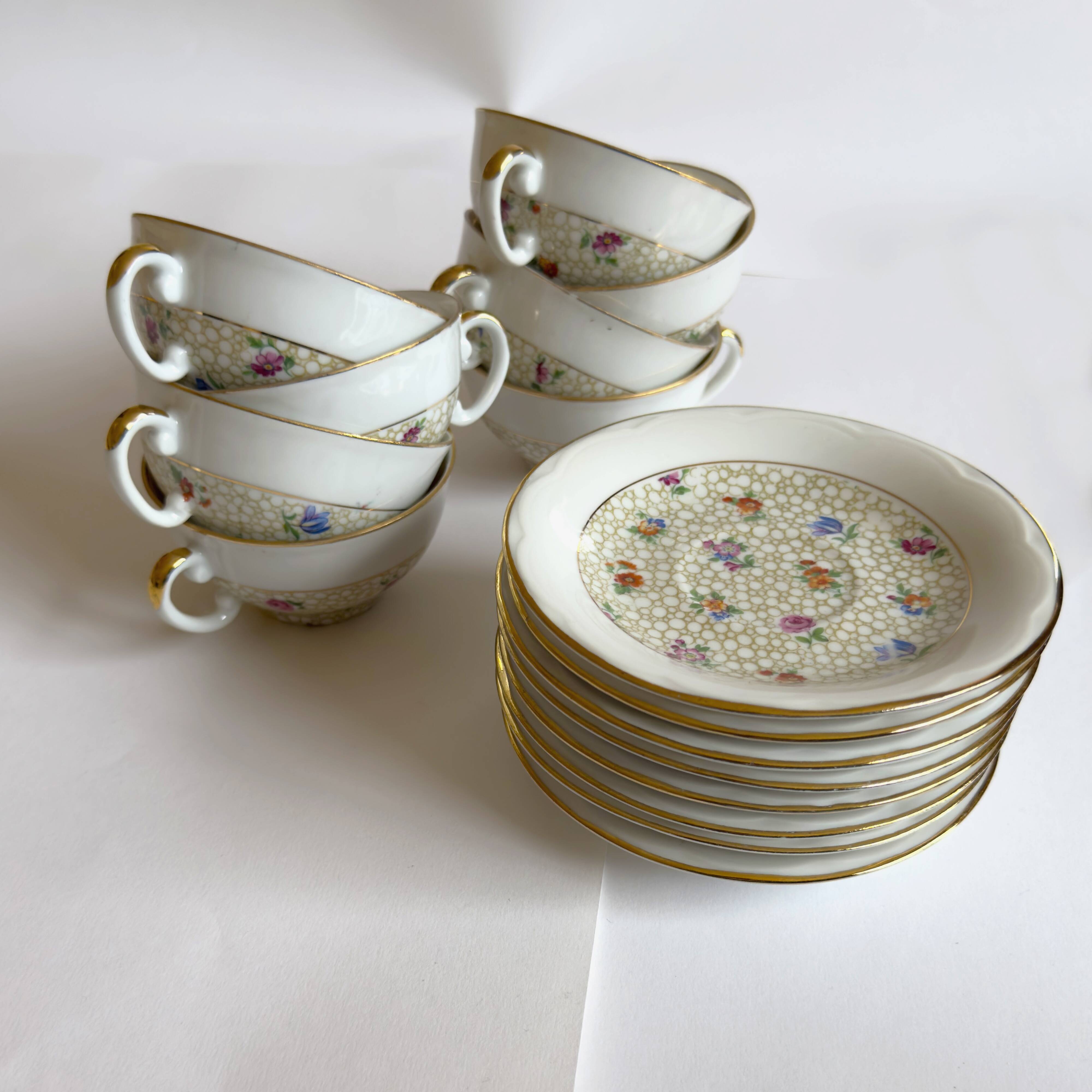 Service de 8 tasses à café et 8 coupelles en porcelaine S.F.P. Société Française de Porcelaine