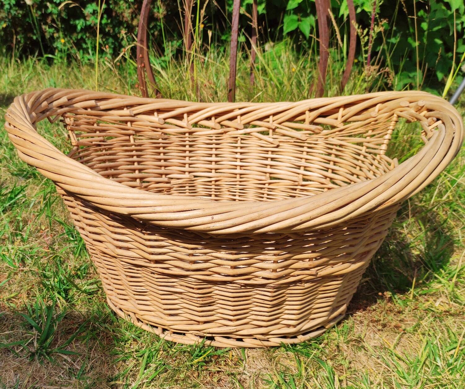 Large vintage wicker/rattan basket