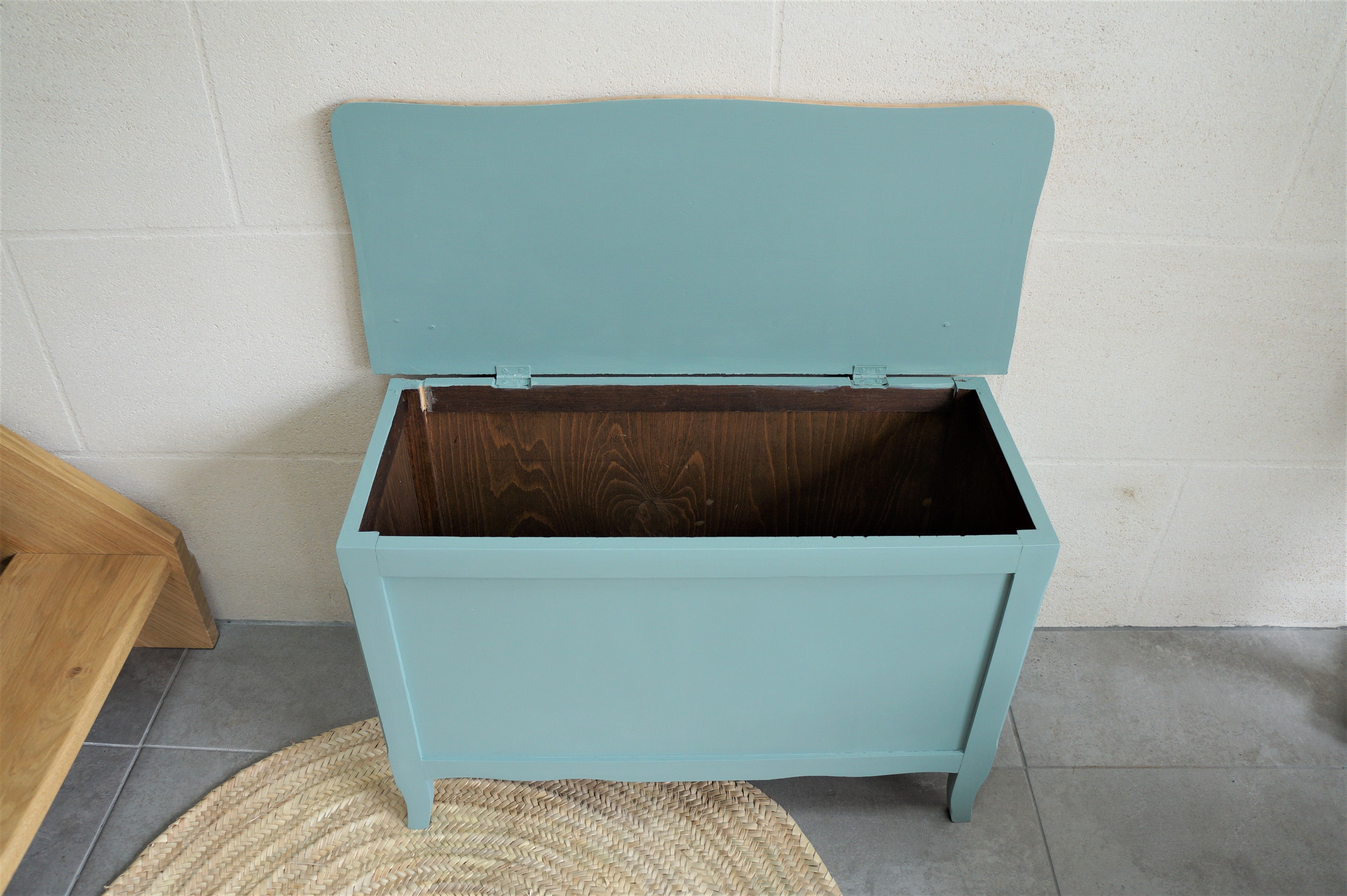 Green box, raw wooden lid