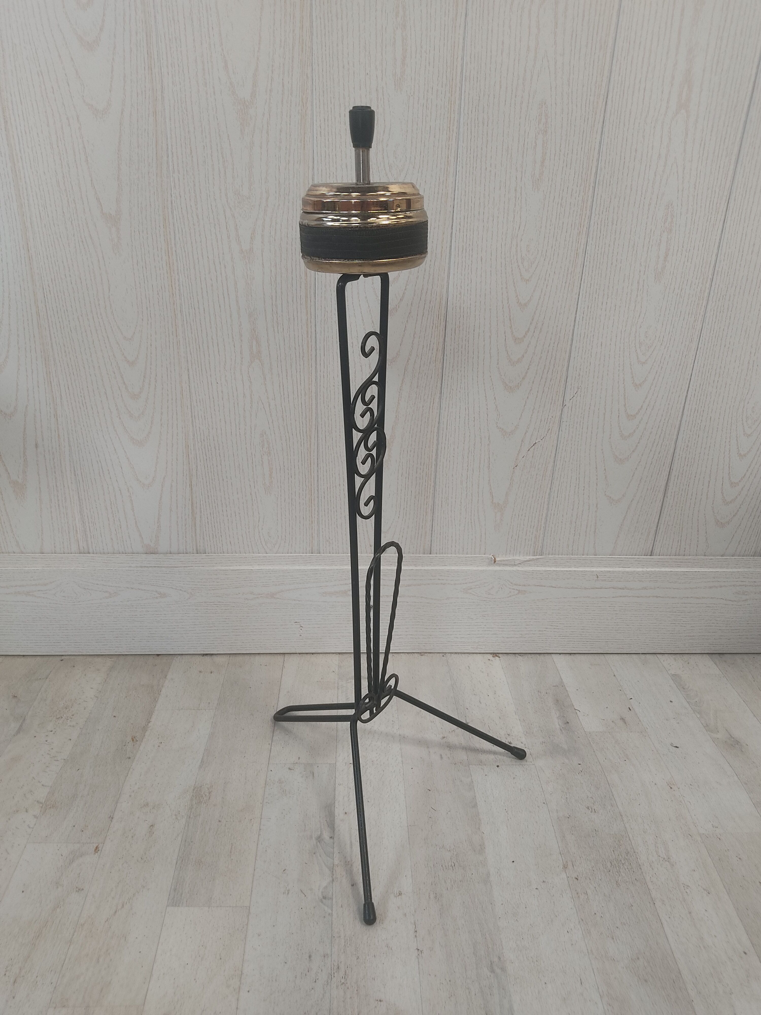 Ashtray carries tripod magazines