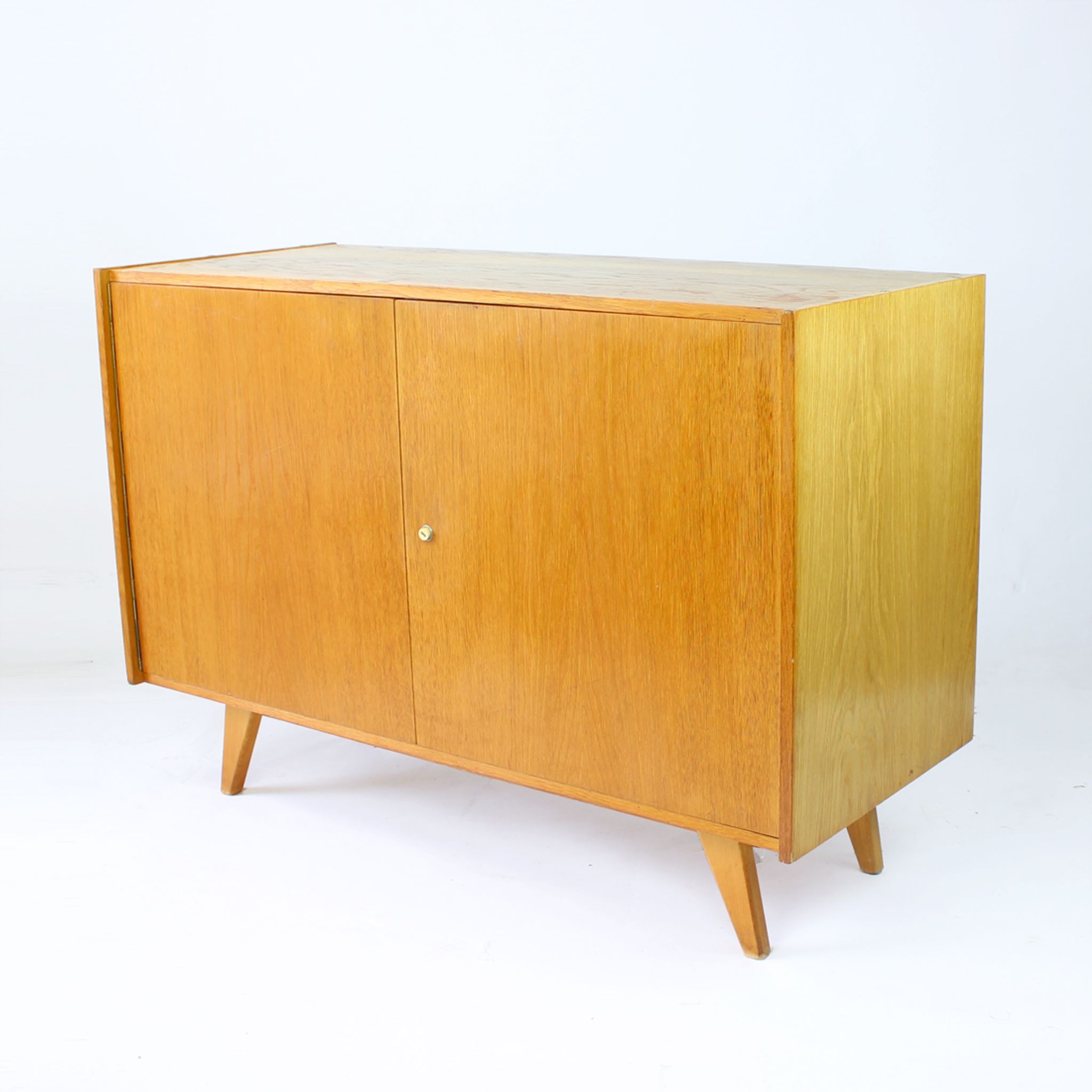 Buffet U 450 de Jiri Jiroutek , Interier Praha, Tchécoslovaquie années 1960