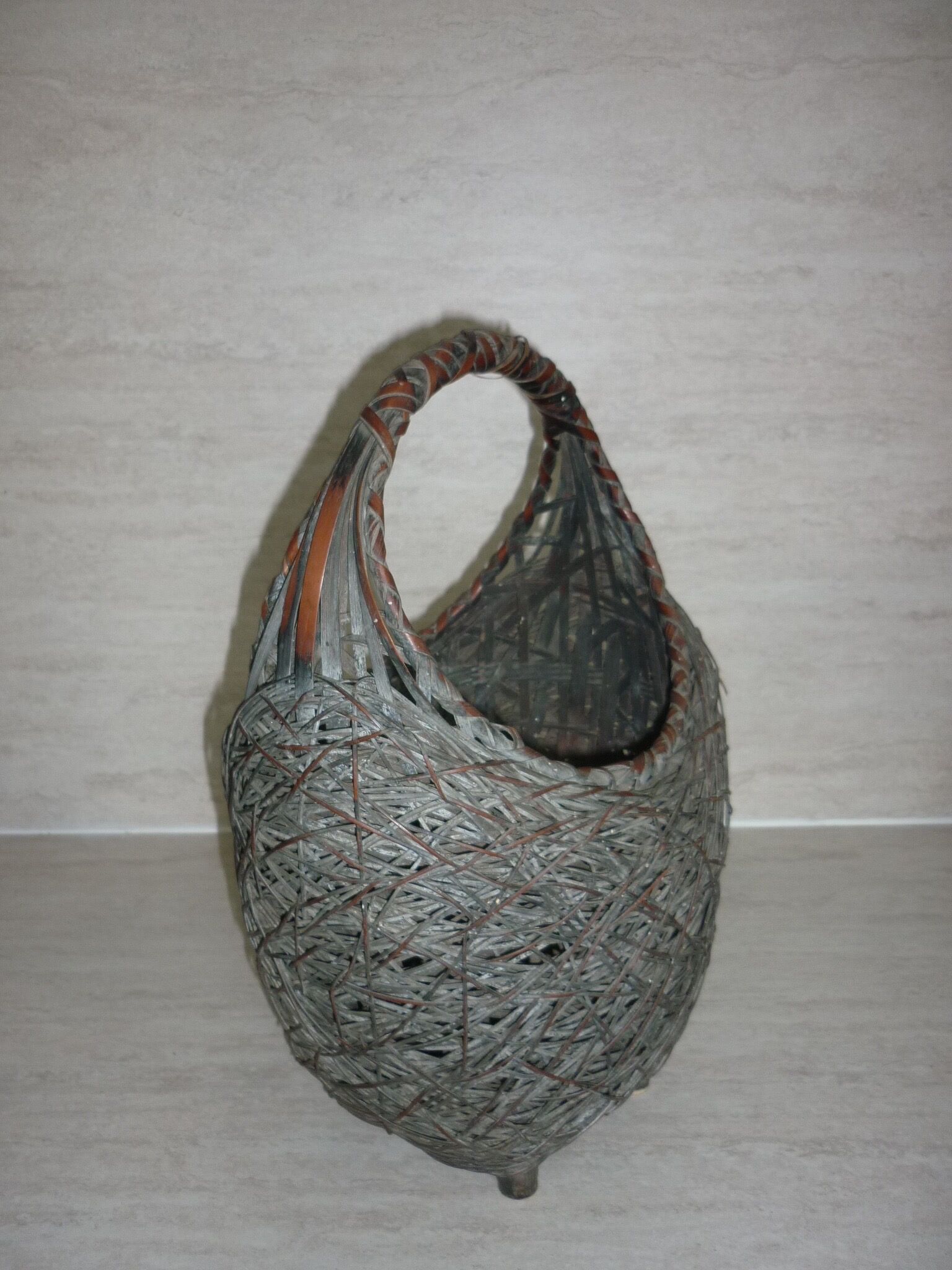 Egg-shaped basket with its woven vegetable handle