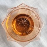 Carafe en verre rosée