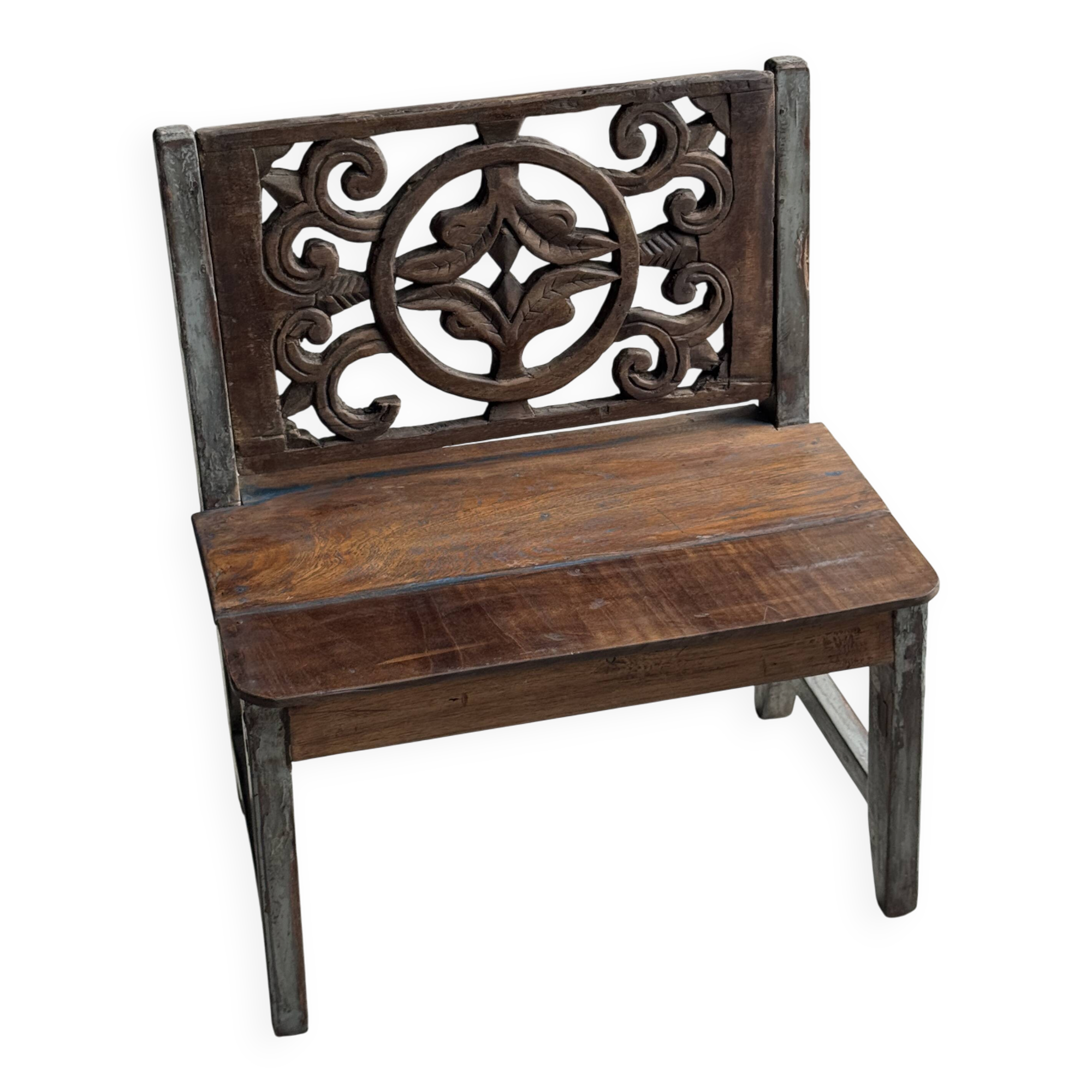 Mini banc à dossier sculpté à motif de rosace et volutes H59 L51