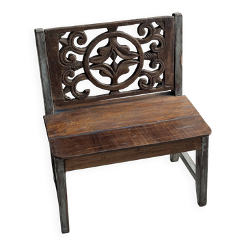 Mini banc à dossier sculpté à motif de rosace et volutes H59 L51