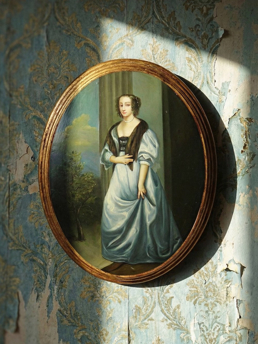 Elegant grand portrait medallion oil on curved Venetian wood vintage