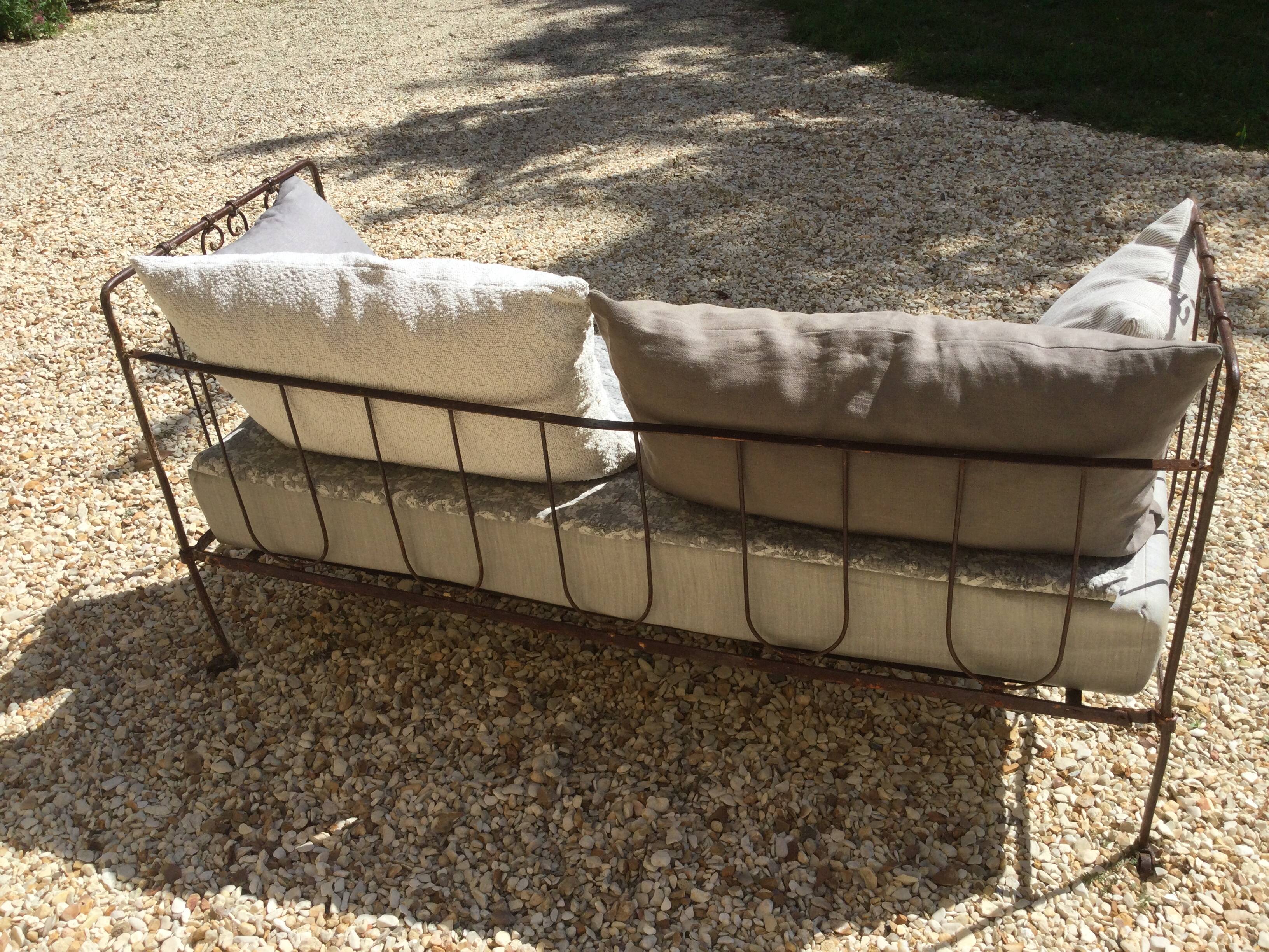 Lit banquette ancien fer forgé avec coussins