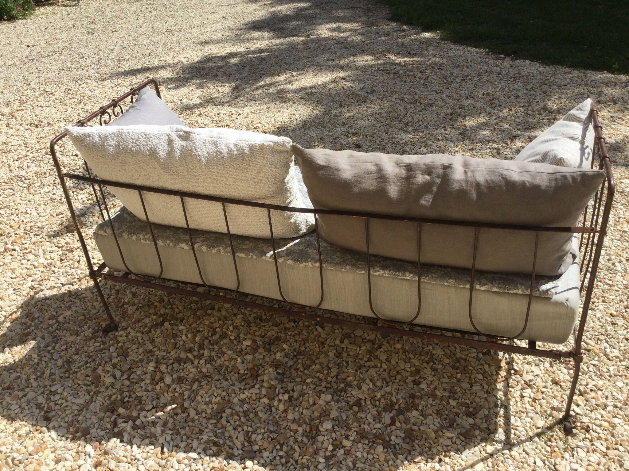 Lit banquette ancien fer forgé avec coussins