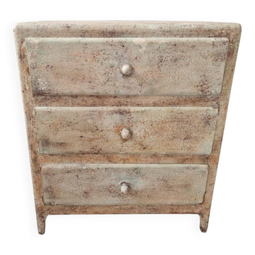 Small chest of drawers with pigments