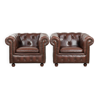 Fauteuils Chesterfield en cuir de vachette dans un style anglais classique.