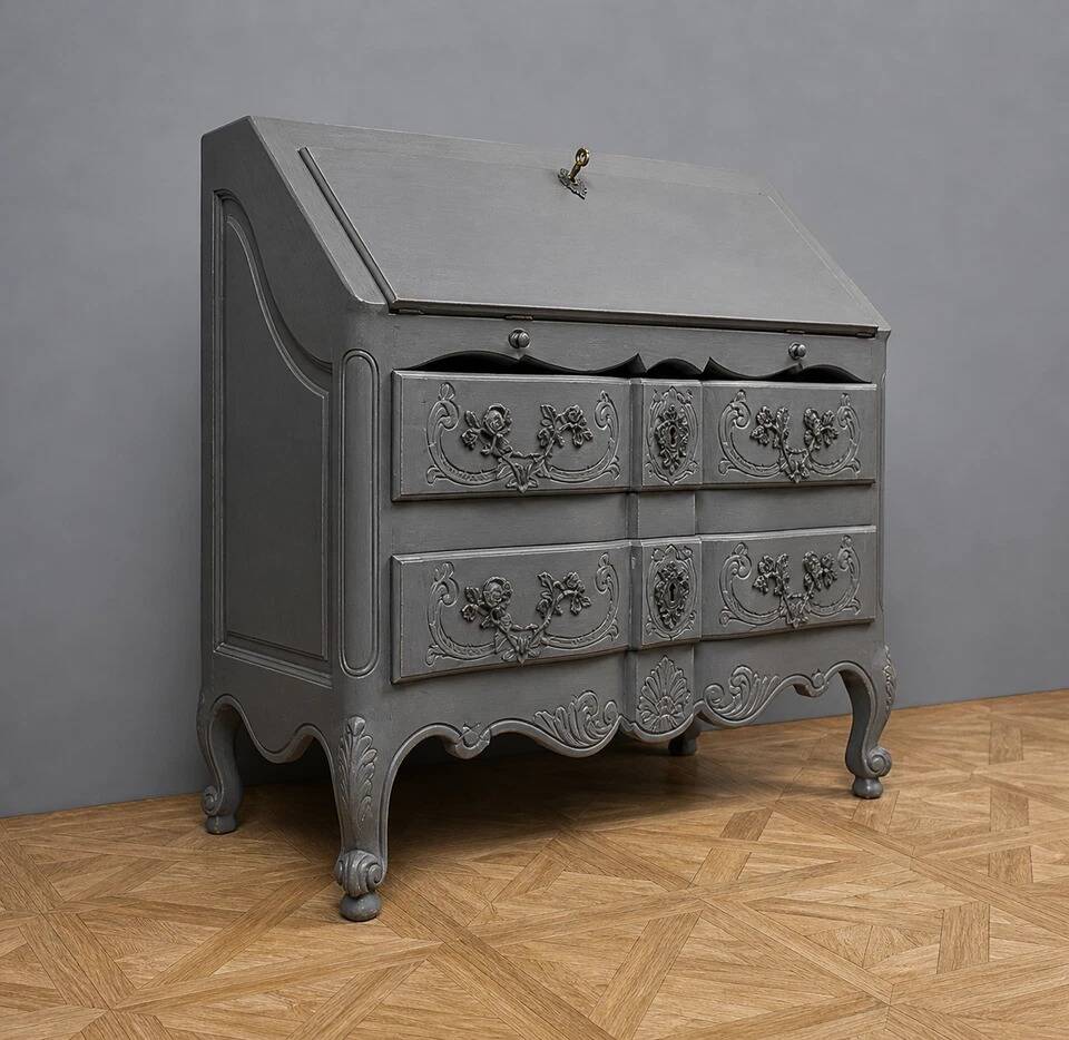 Lacquered Louis XV style balbée writing commode in wood.