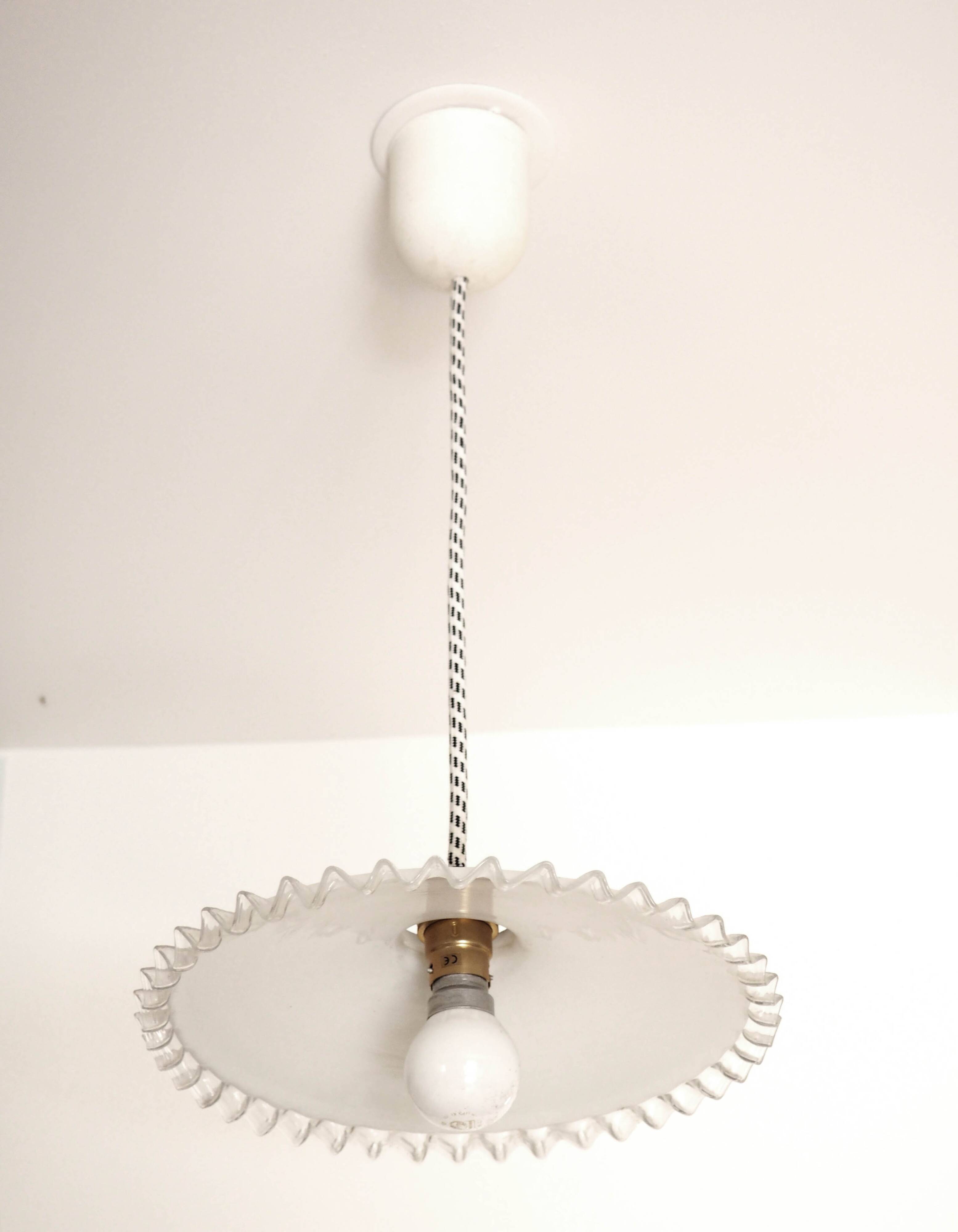 Serrated opaline suspension