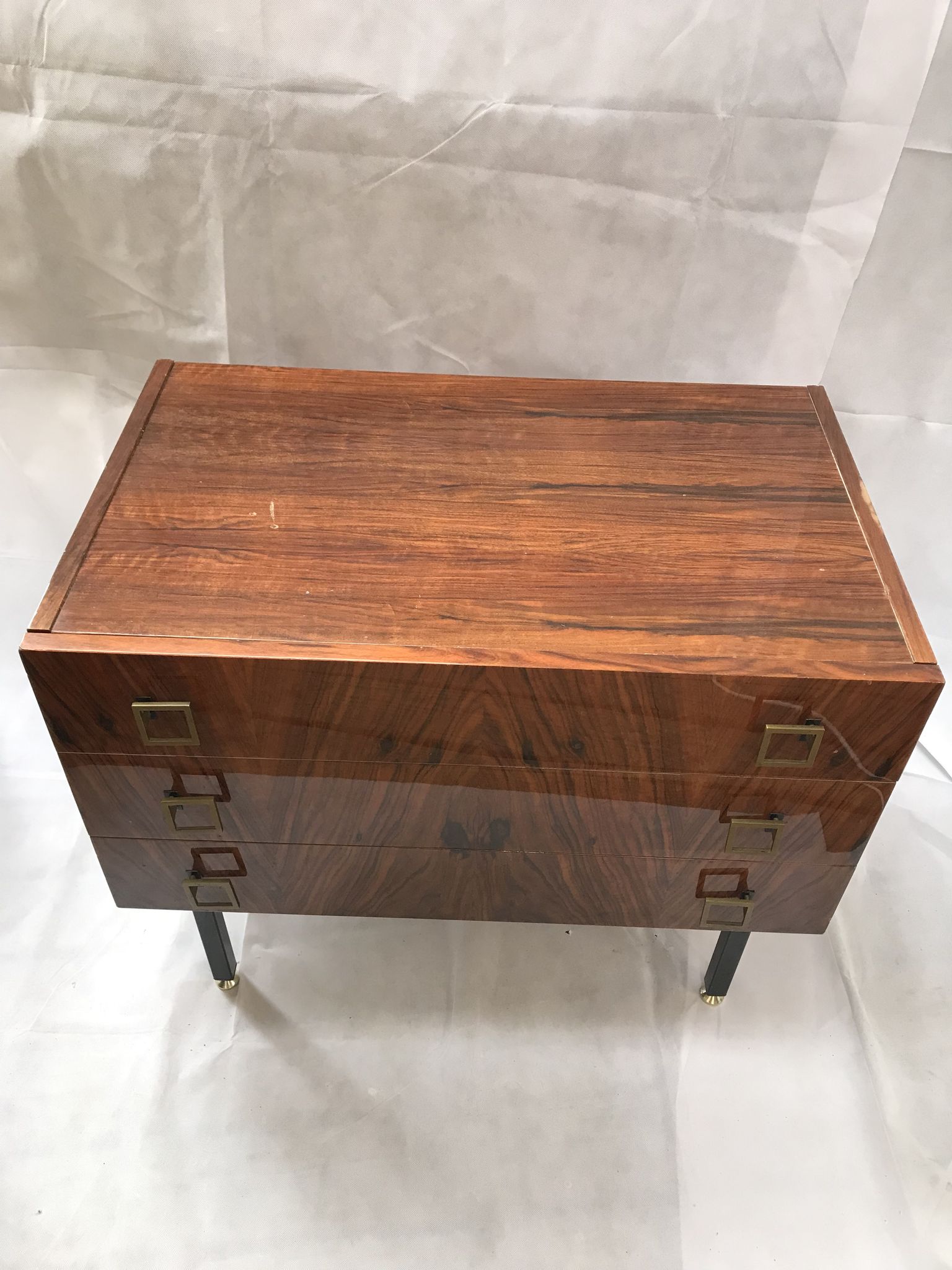 Lacquered 3-drawer chest with rosewood veneer.