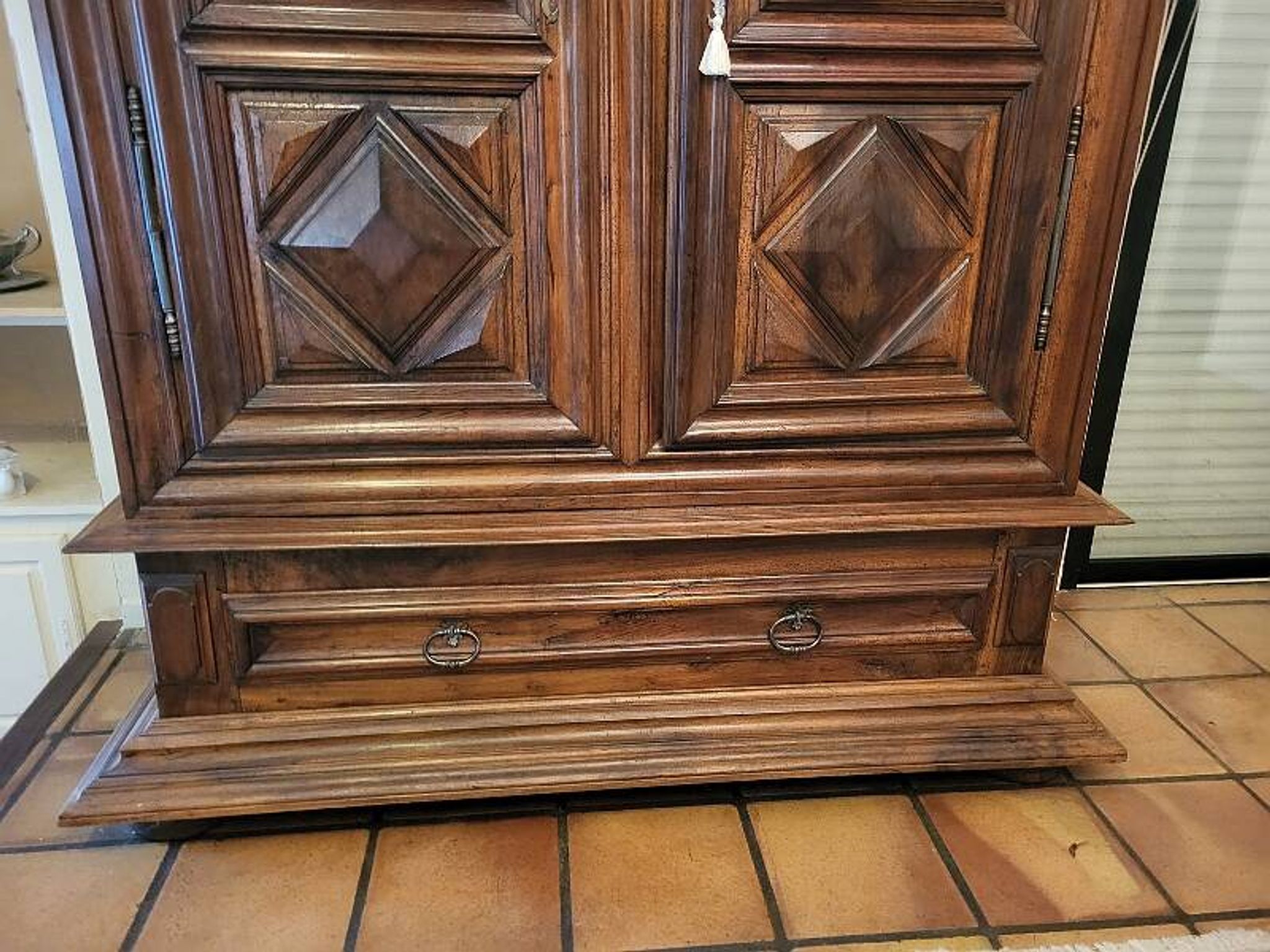 Armoire Louis XIII en noyer pointe de diamant et 2 portes, XVIIIème siècle