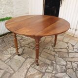 Round extending table in solid walnut, 19th century