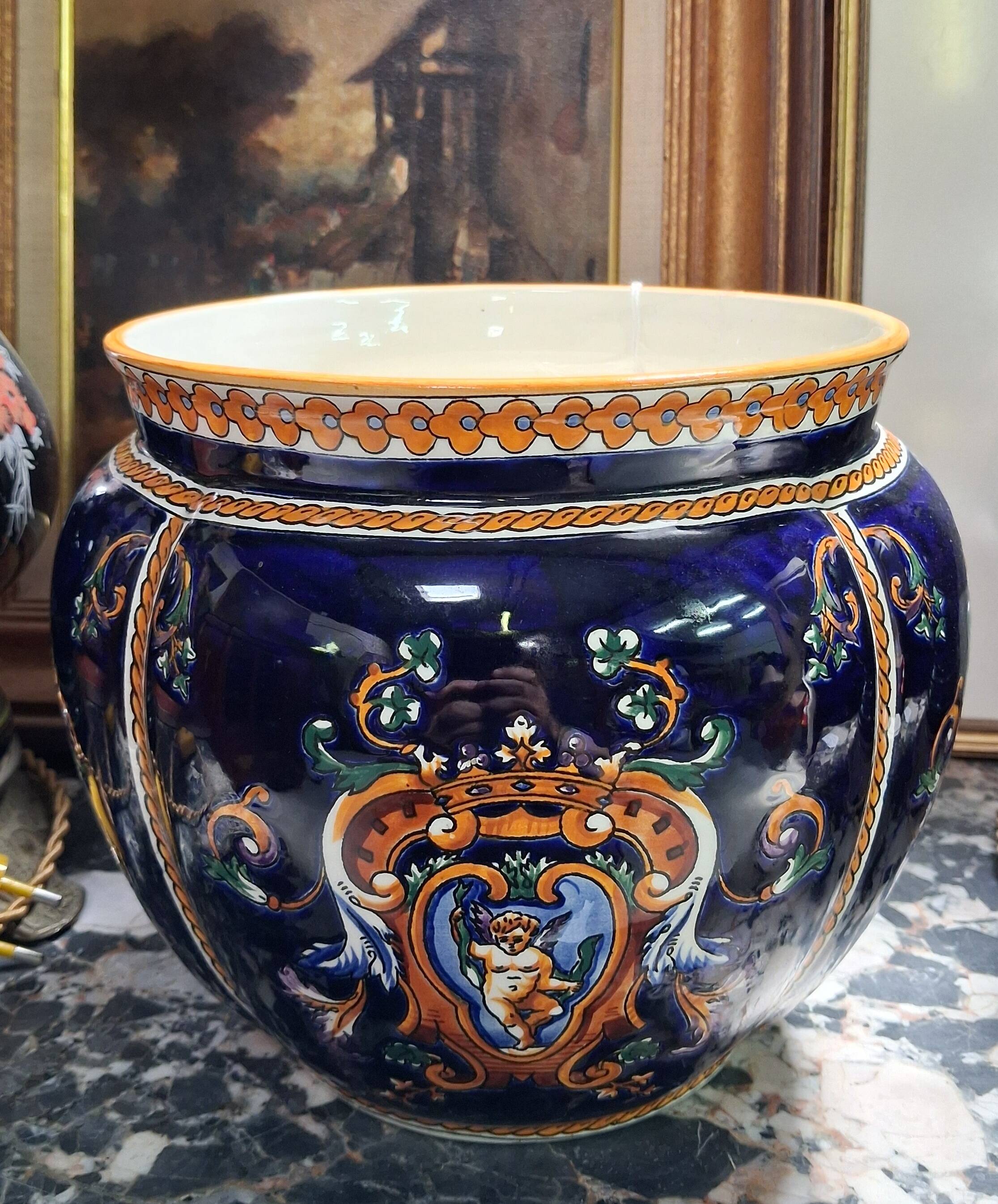 Gien : Cache-pot en faïence émaillée à décor héraldique – style Renaissance