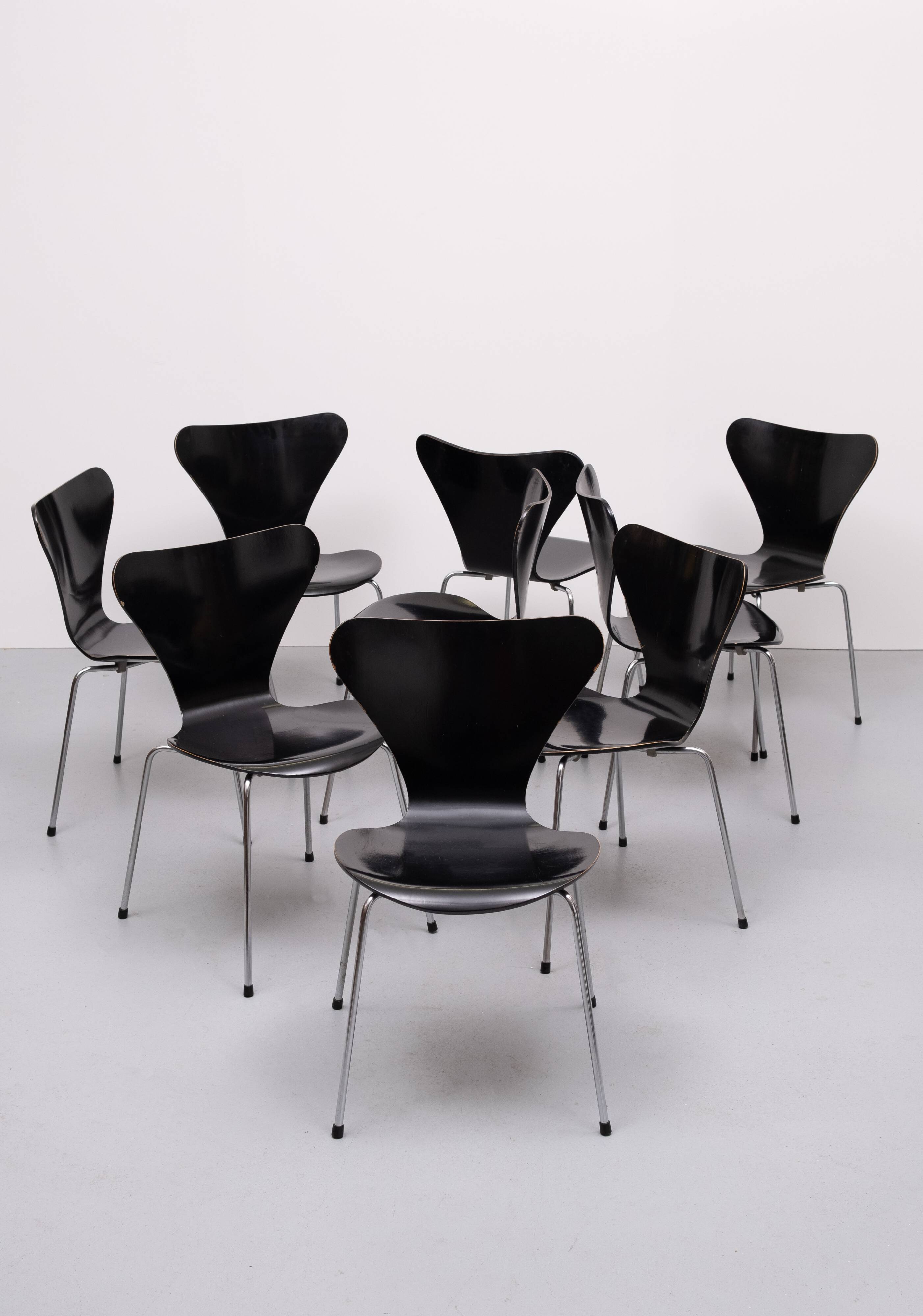 Vintage set of 3107 butterfly chairs designed by Arne Jacobsen for Fritz Hansen.
