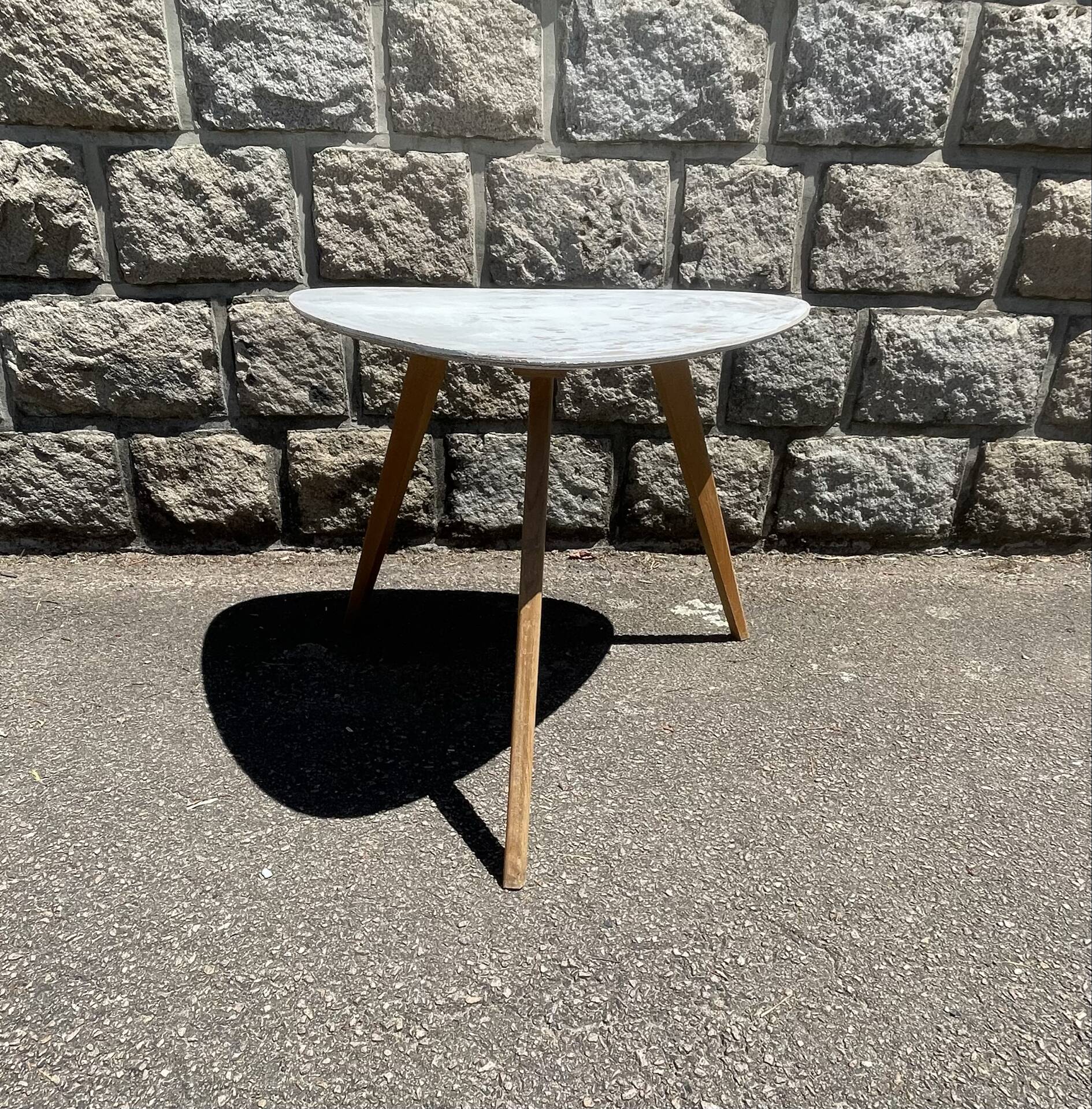 Small Mid-Century Table bas triangulaire