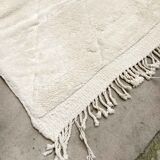 Tapis berbère marocain M'rirt écru uni à motifs gravés 303x290cm