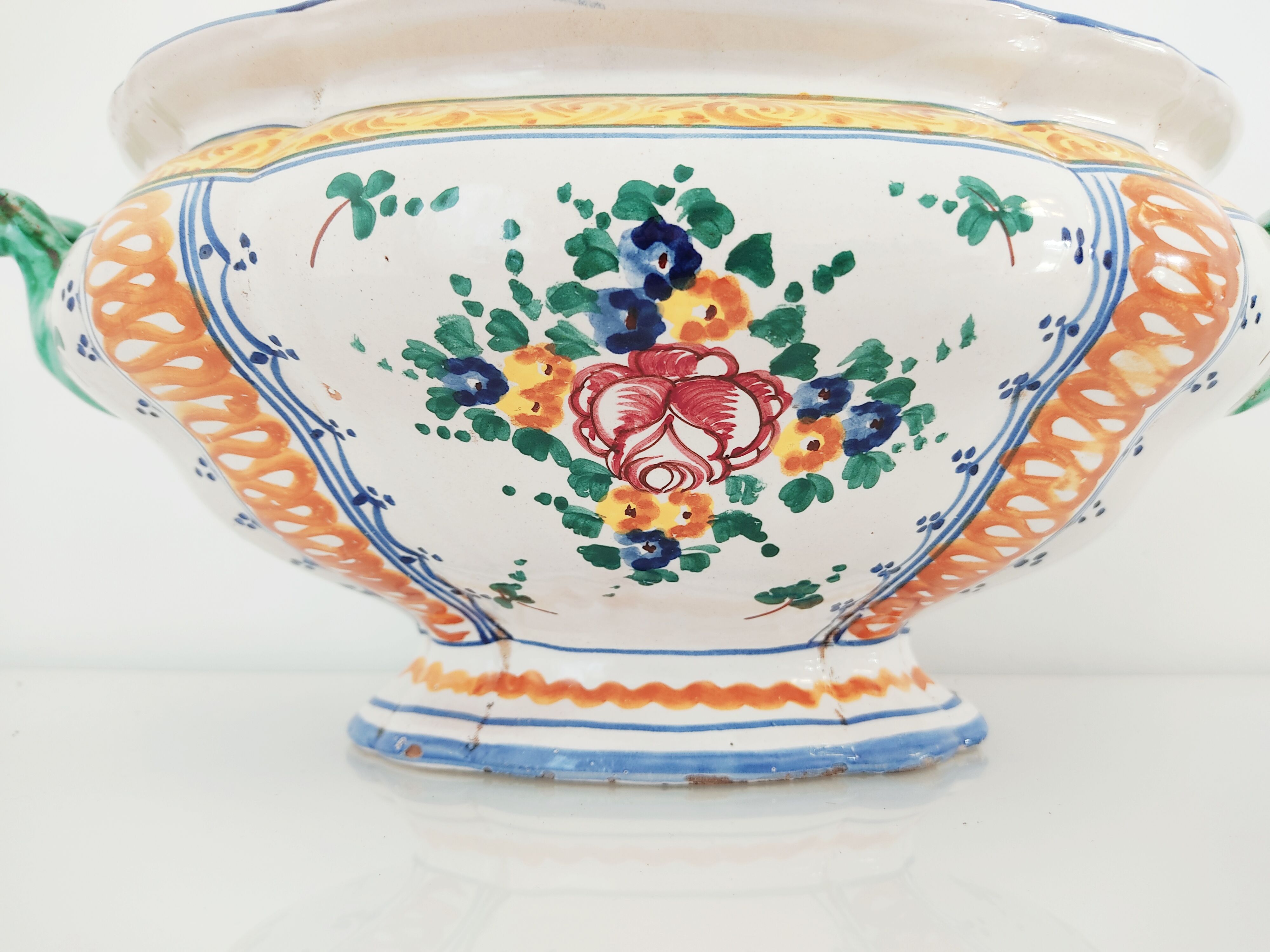 Soupière en faïence italienne au décor de fleurs