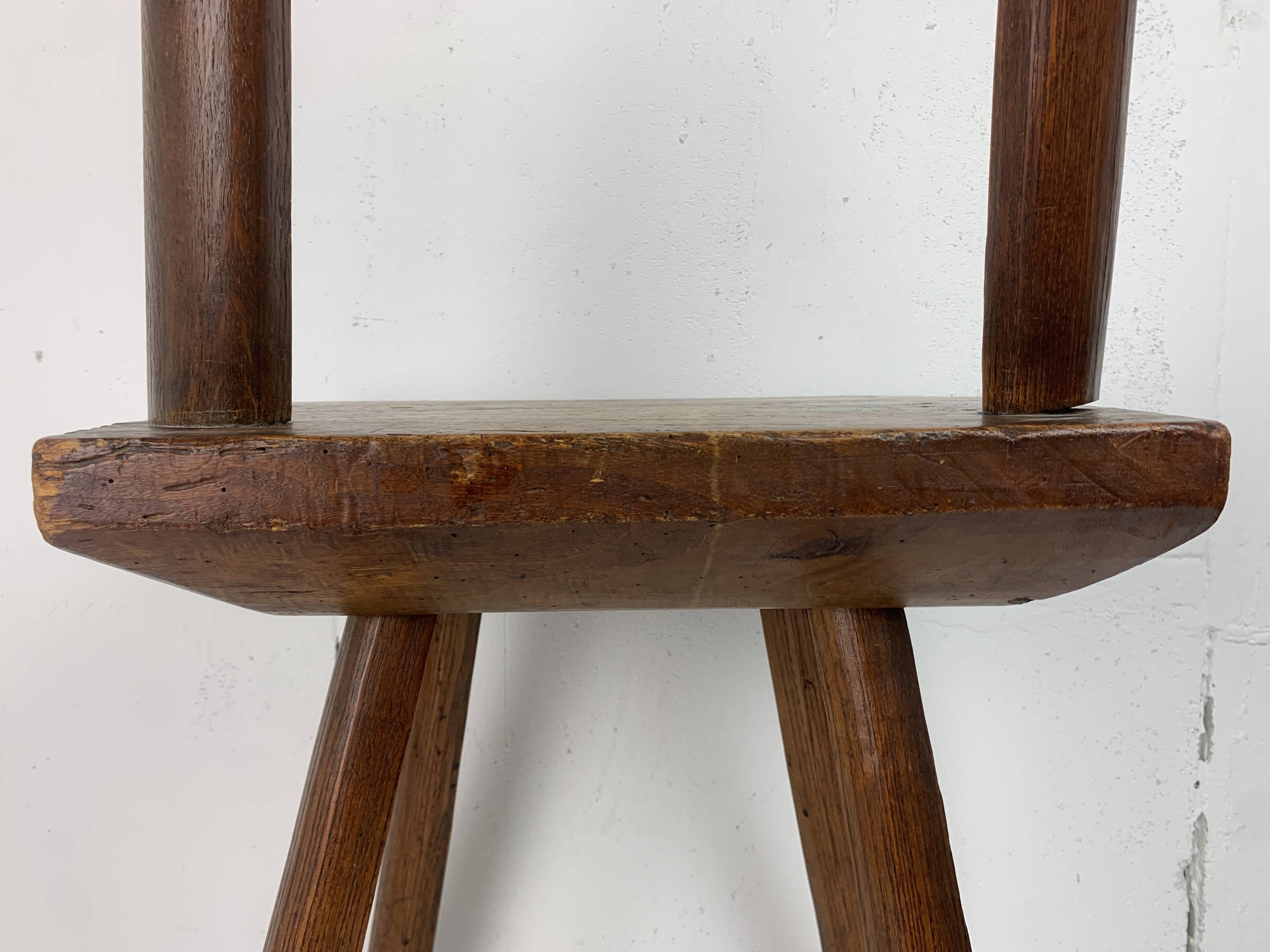 Chaise d'appoint brutaliste artisanale antique fabriquée à la main, style ferme néerlandais