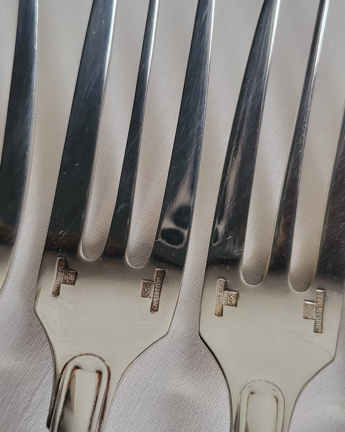 12 Christofle Versailles model cake forks in silver-plated metal.