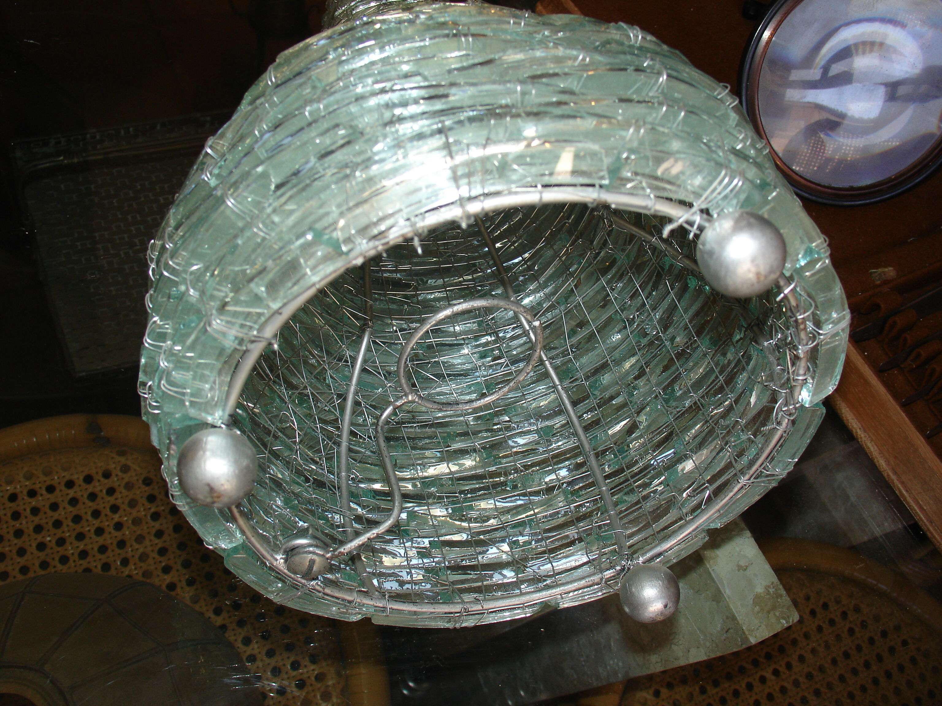 Lampe en morceaux de verre assemblés sur chassis en métal