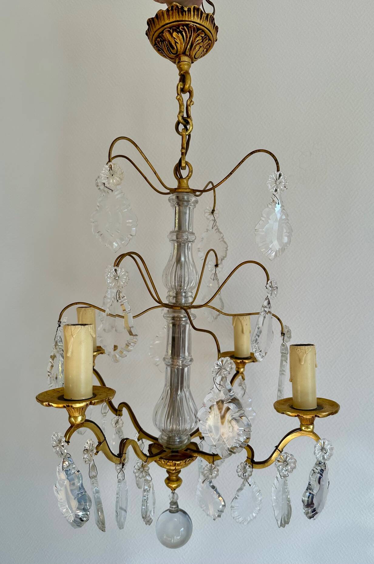 Chandelier set & 4 wall sconces with pendants, Louis XV style, gilded metal