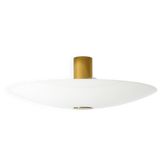 Grand plafonnier rond en verre opale en laiton de Florian Schulz, Gela 55 des années 80.