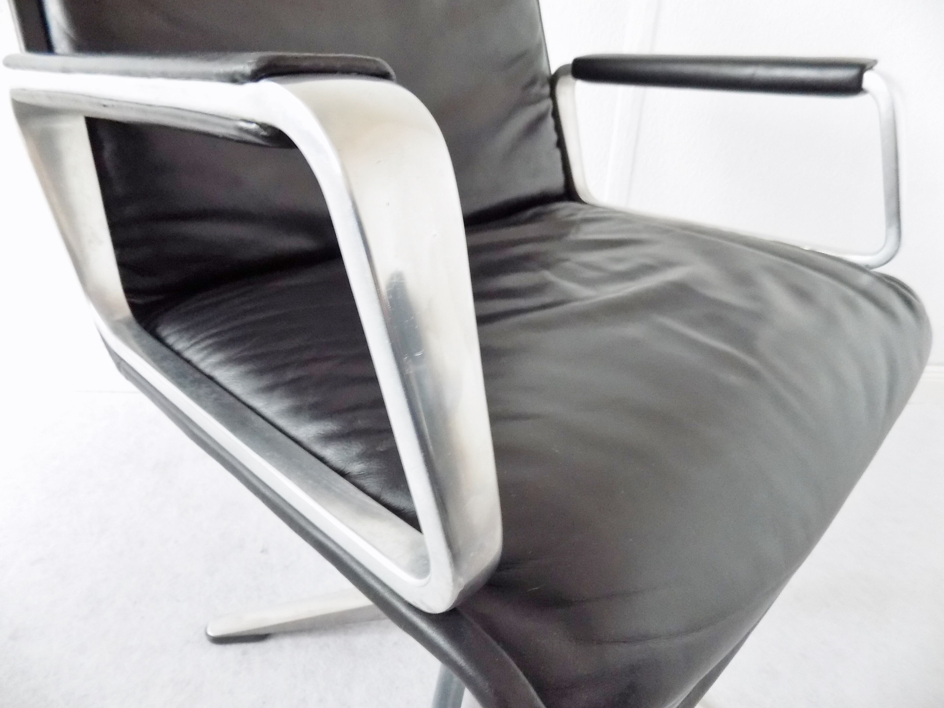 Wilkhahn Delta 2000 set of 4 black leather dining chairs by Delta Design