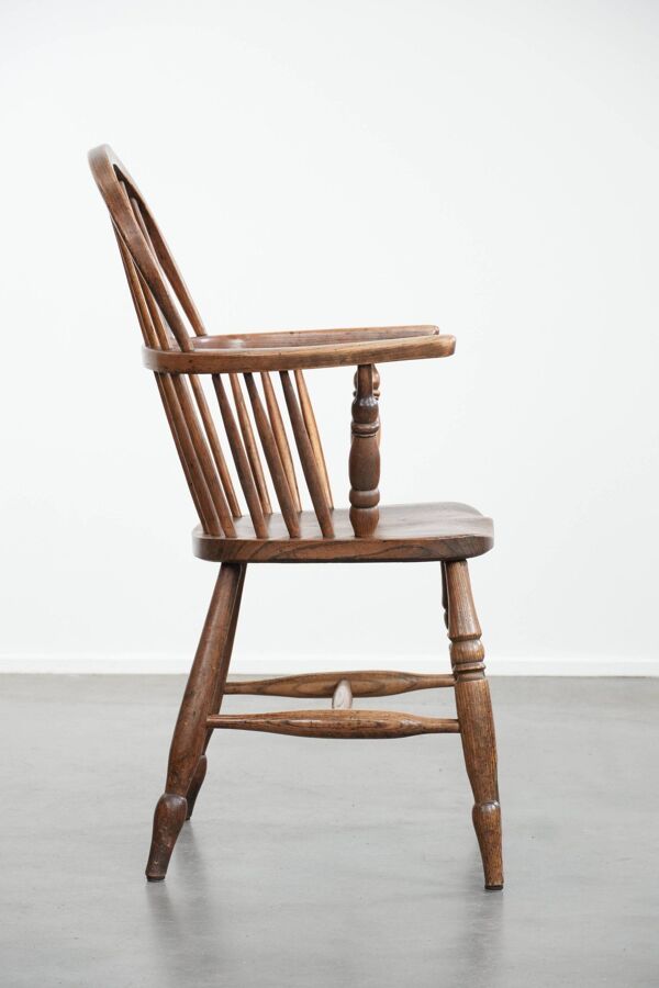 Chaise Windsor anglaise ancienne à dossier bas avec une belle patine