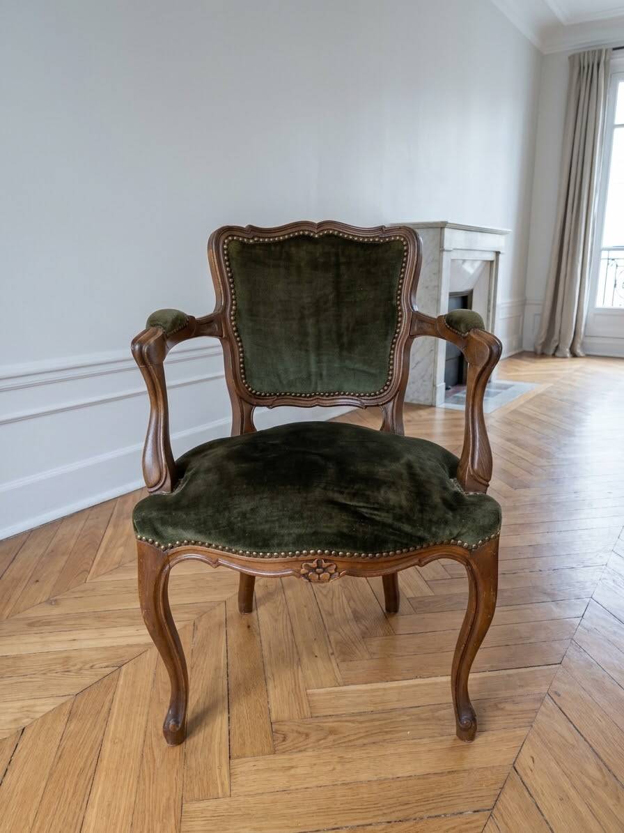 Louis XV cabriolet armchair in solid wood and green velvet