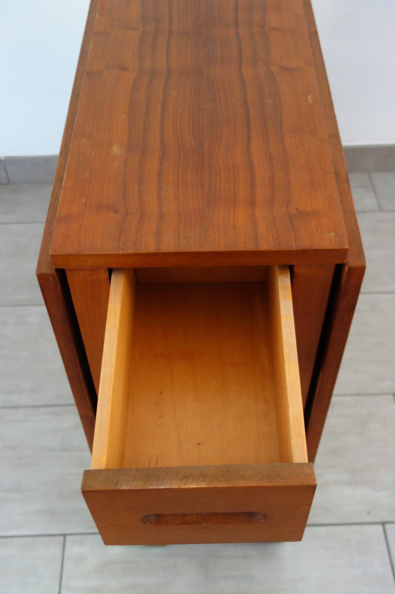Drop-leaf table and 4 folding chairs, 1960