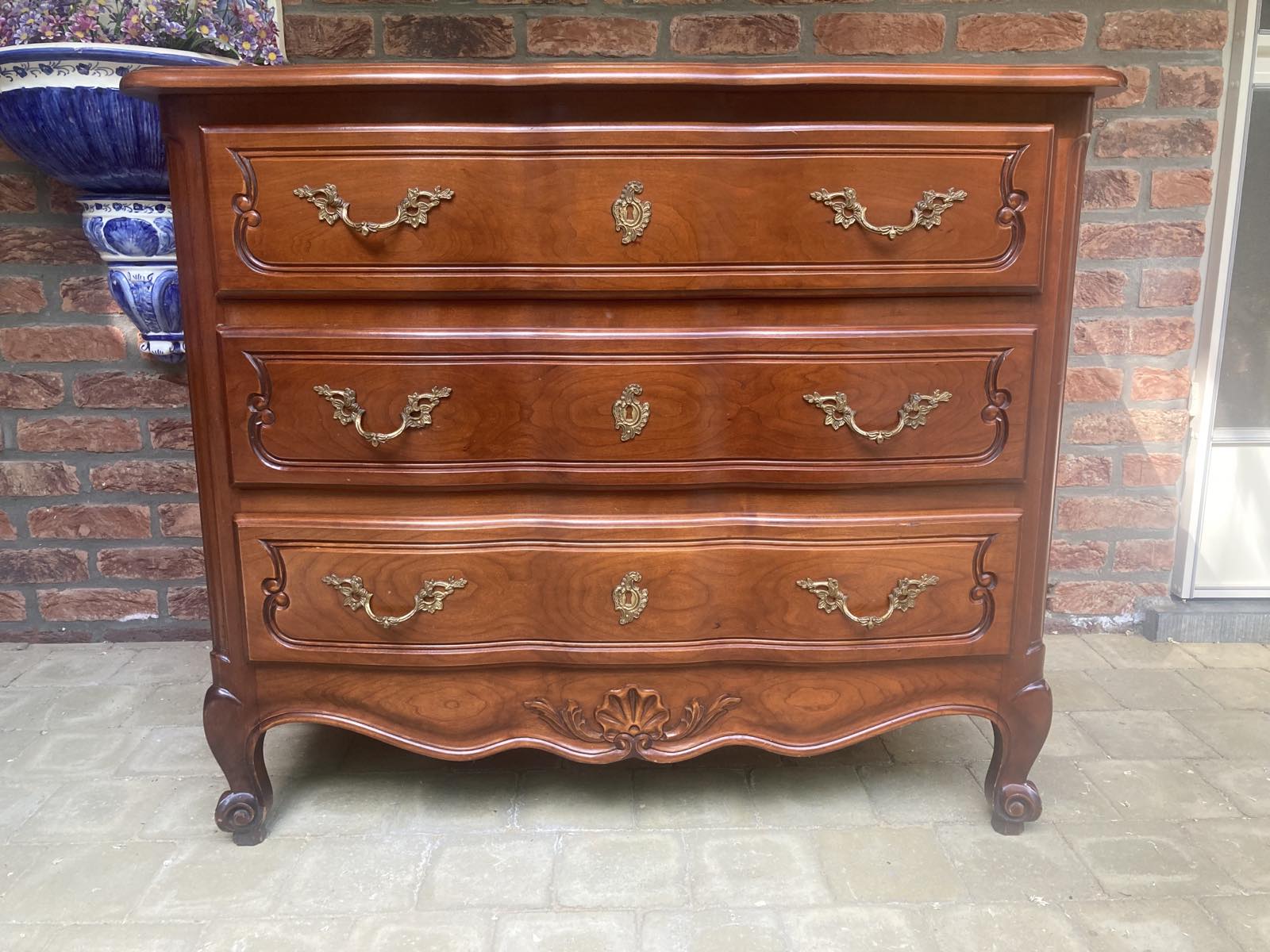 Louis XV style chest of drawers, white and gold
