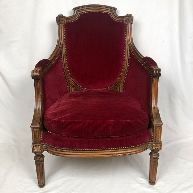 Bergère de style louis xvi garnie de velours rouge sombre, début xixe