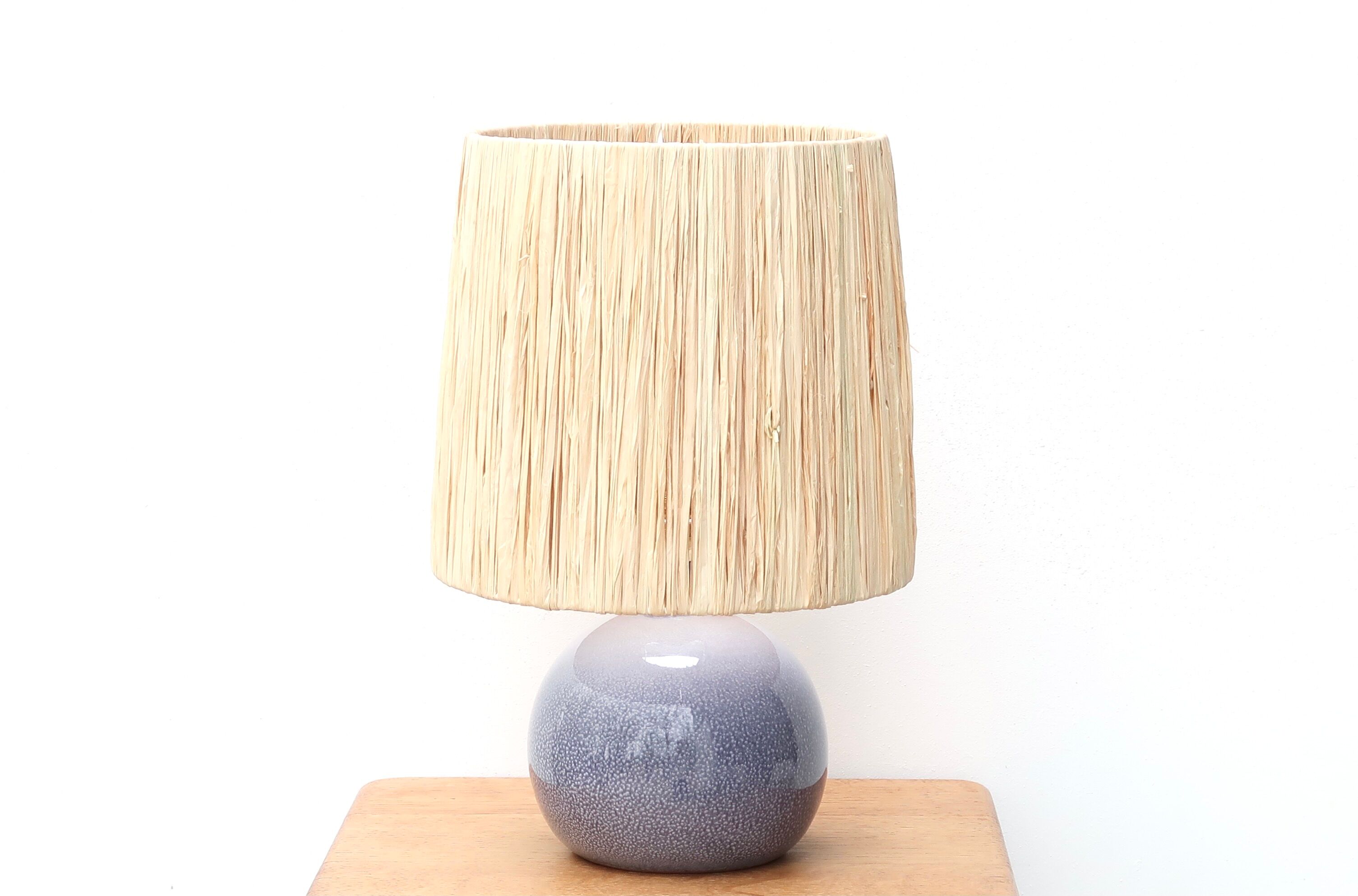 Lampe bleue en céramique, abat jour en raphia, années 70