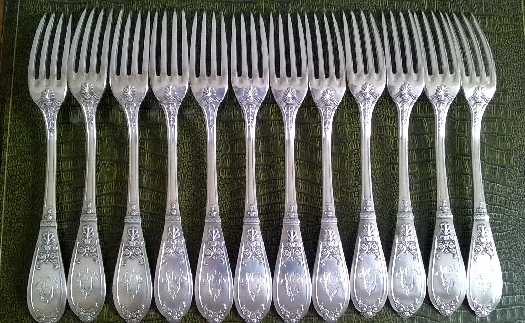 Silver metal housewife Goldsmith Perrin in Paris composed of 37 pieces