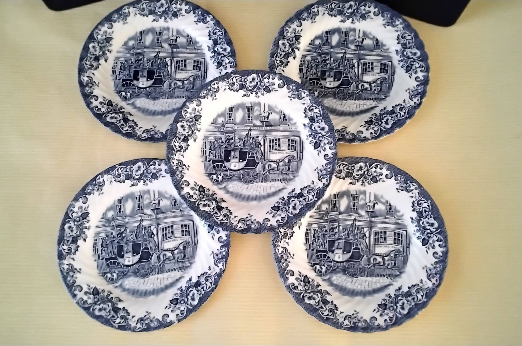 5 Assiettes à dessert en porcelaine Anglaise Johnson Bross