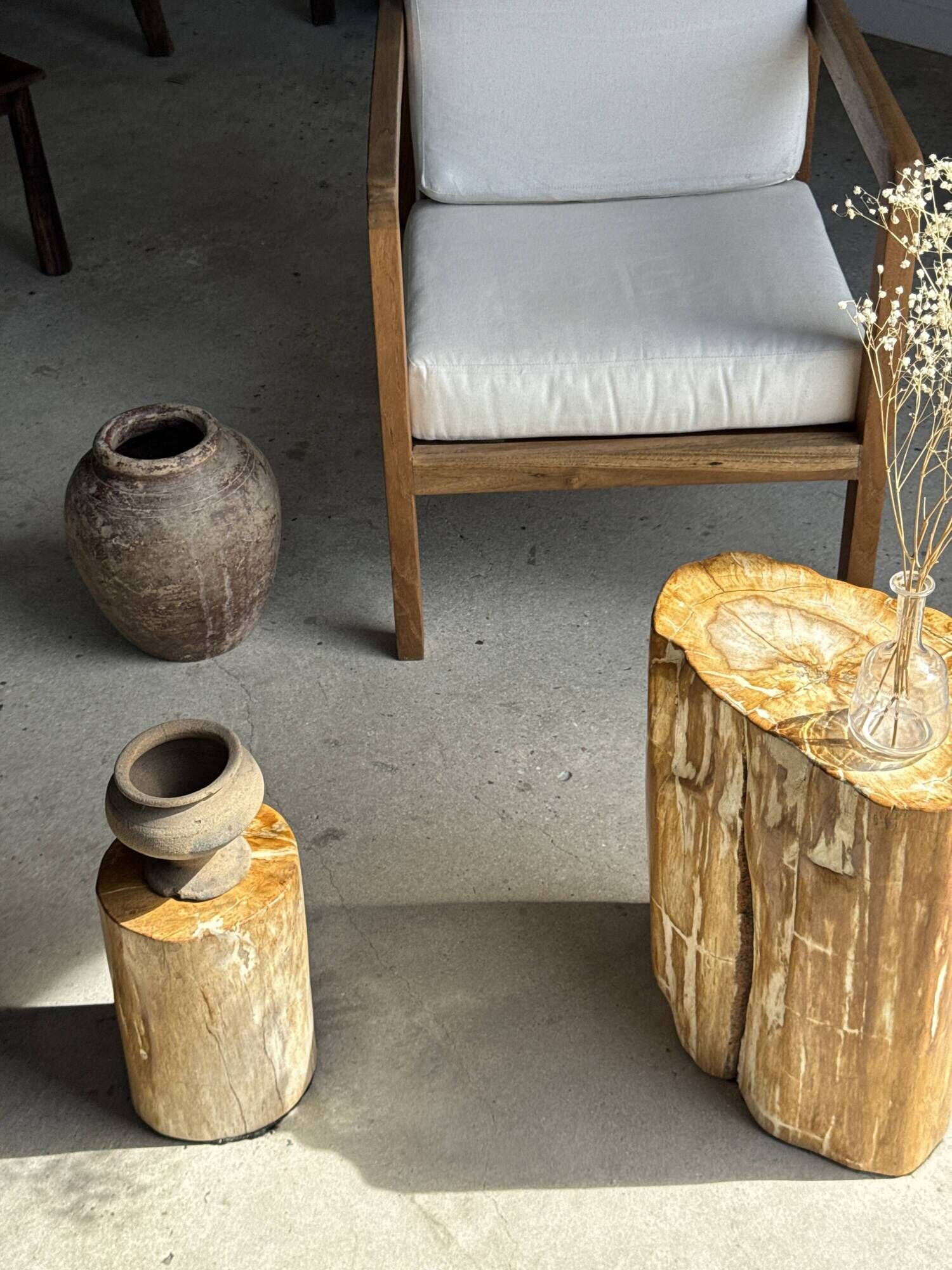 Table d'appoint en bois pétrifié orange doré et blanche ovale H46 D38 - 333