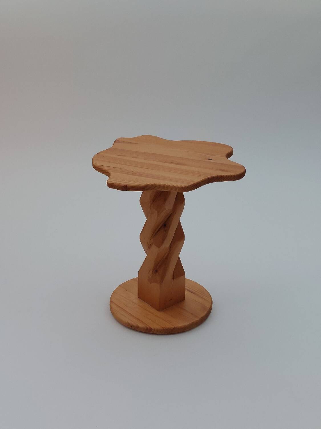 Table d'appoint en pin sculptée à la main, vintage et unique.